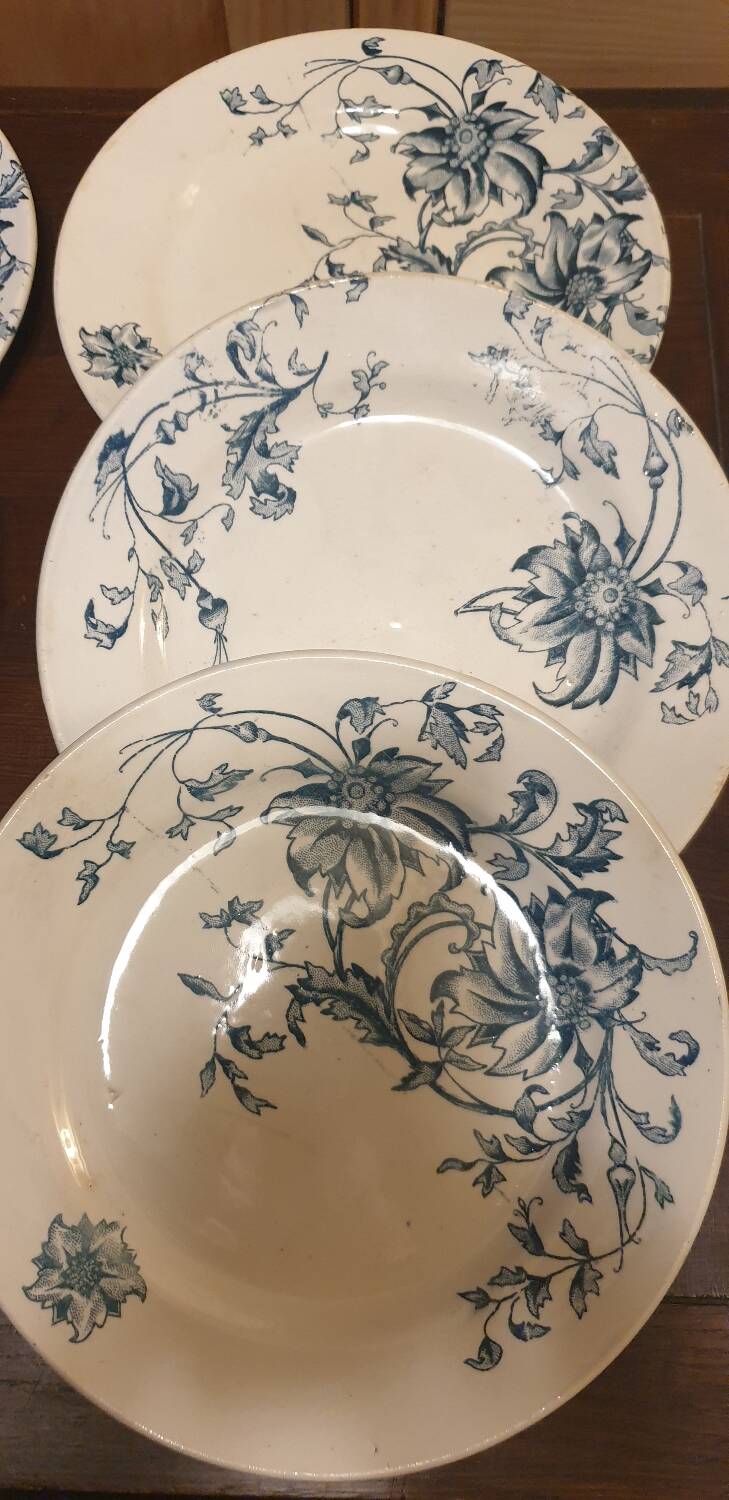 Six earthenware dinner plates from Grigny