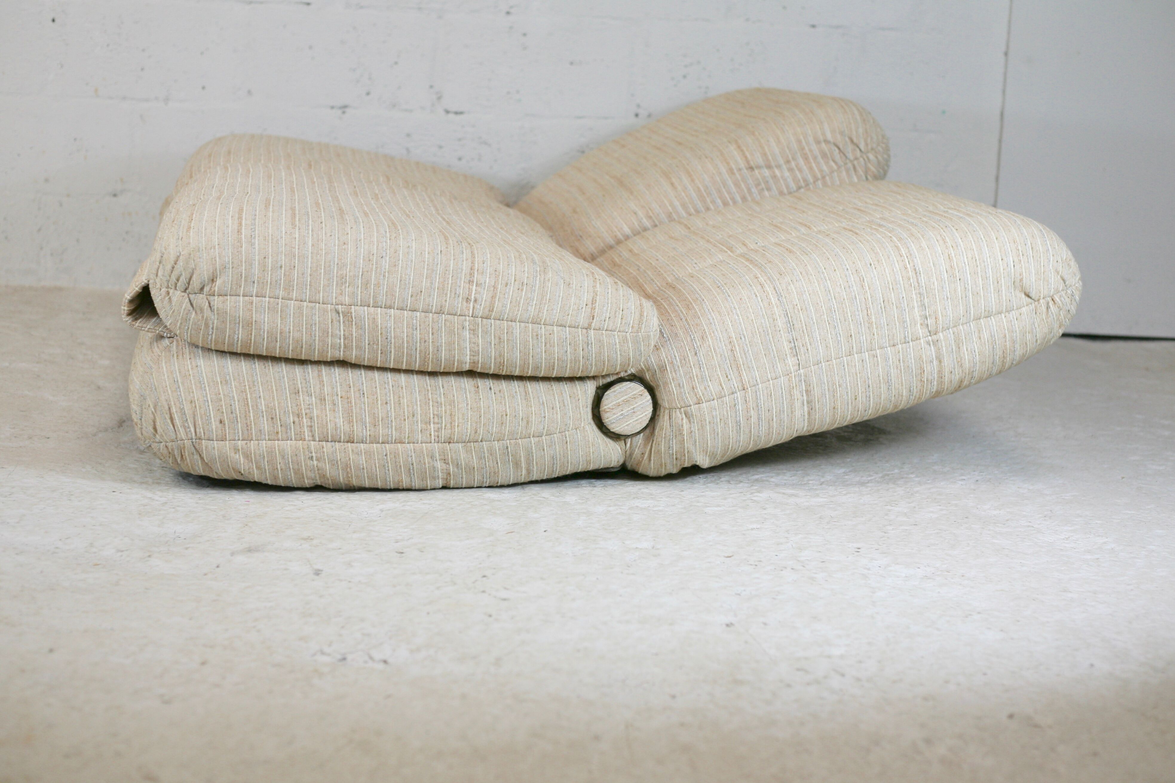 Reclining sofa color "crème chinée", France, circa 1970
