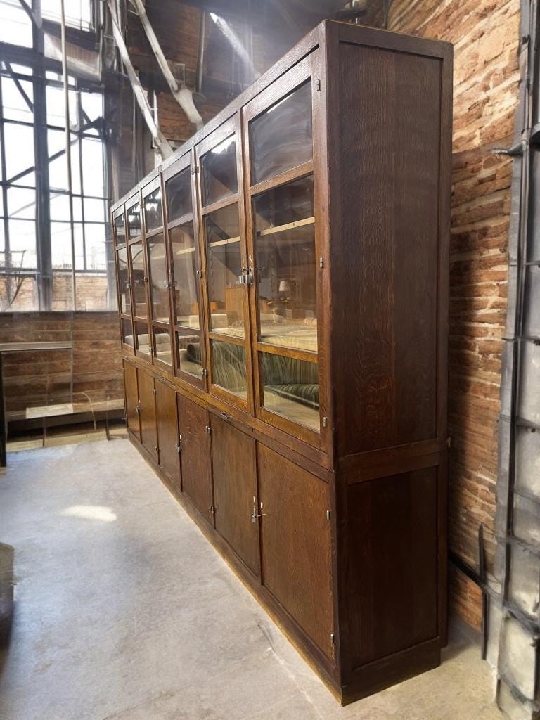 Vitrine industrielle XL vintage haute / armoire de laboratoire / armoire