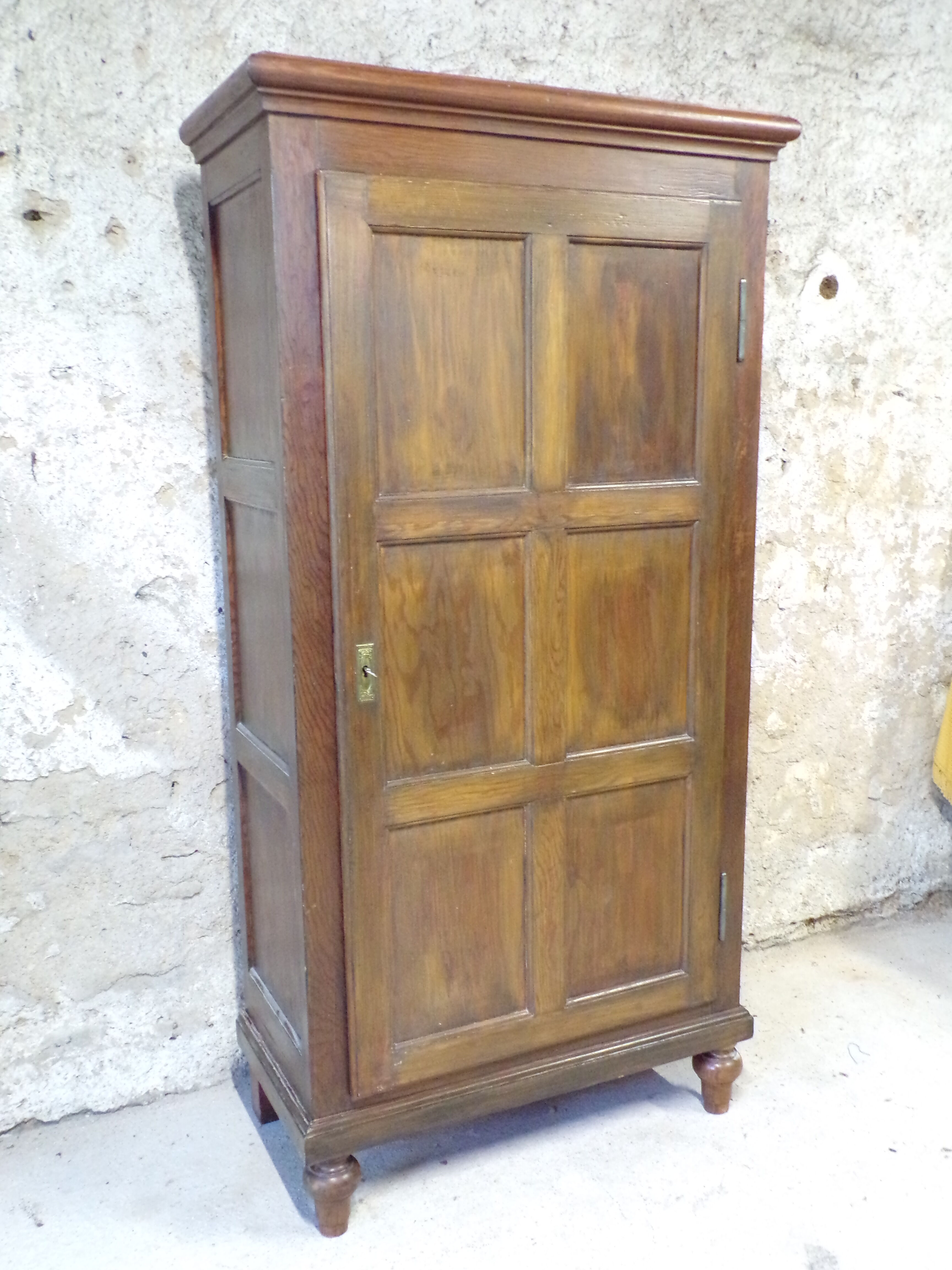 Armoire parisienne