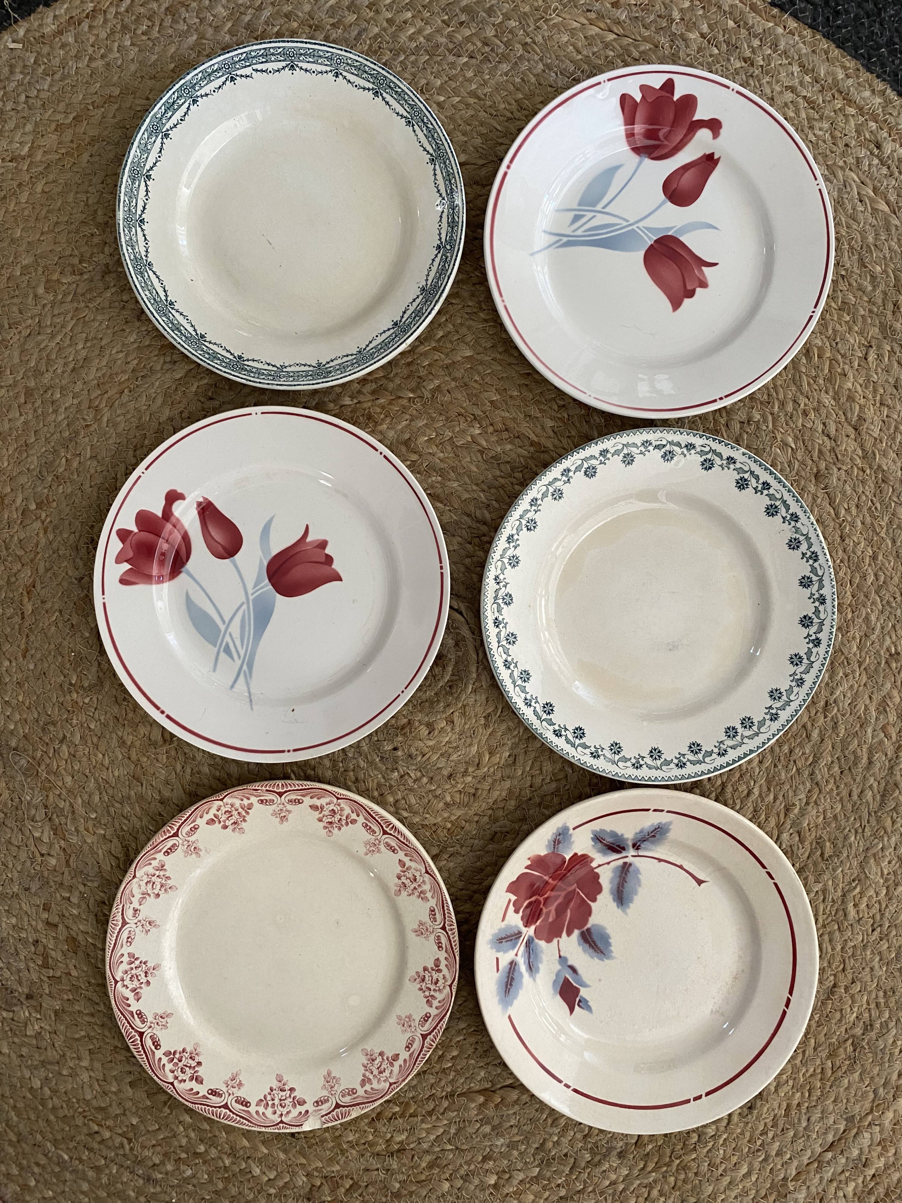Old flat plates in red, green and blue gray.