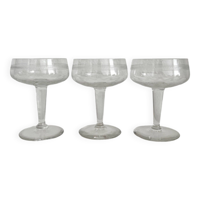 3 coupes à champagne anciennes en cristal décor gravé