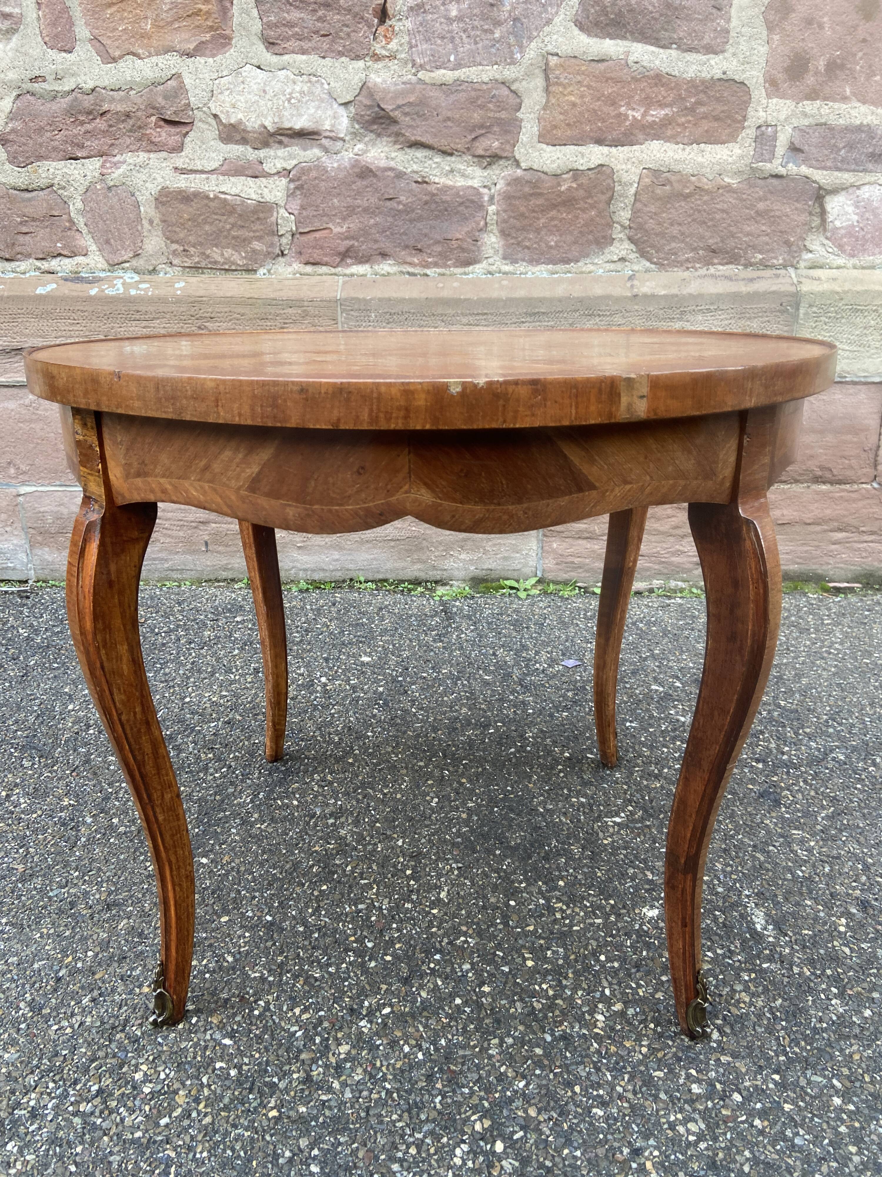 Regency style coffee table Inlaid pedestal table, curved legs