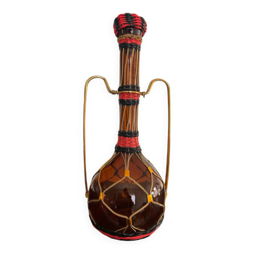 Carafe vintage en verre ambré,laiton et scoubidou