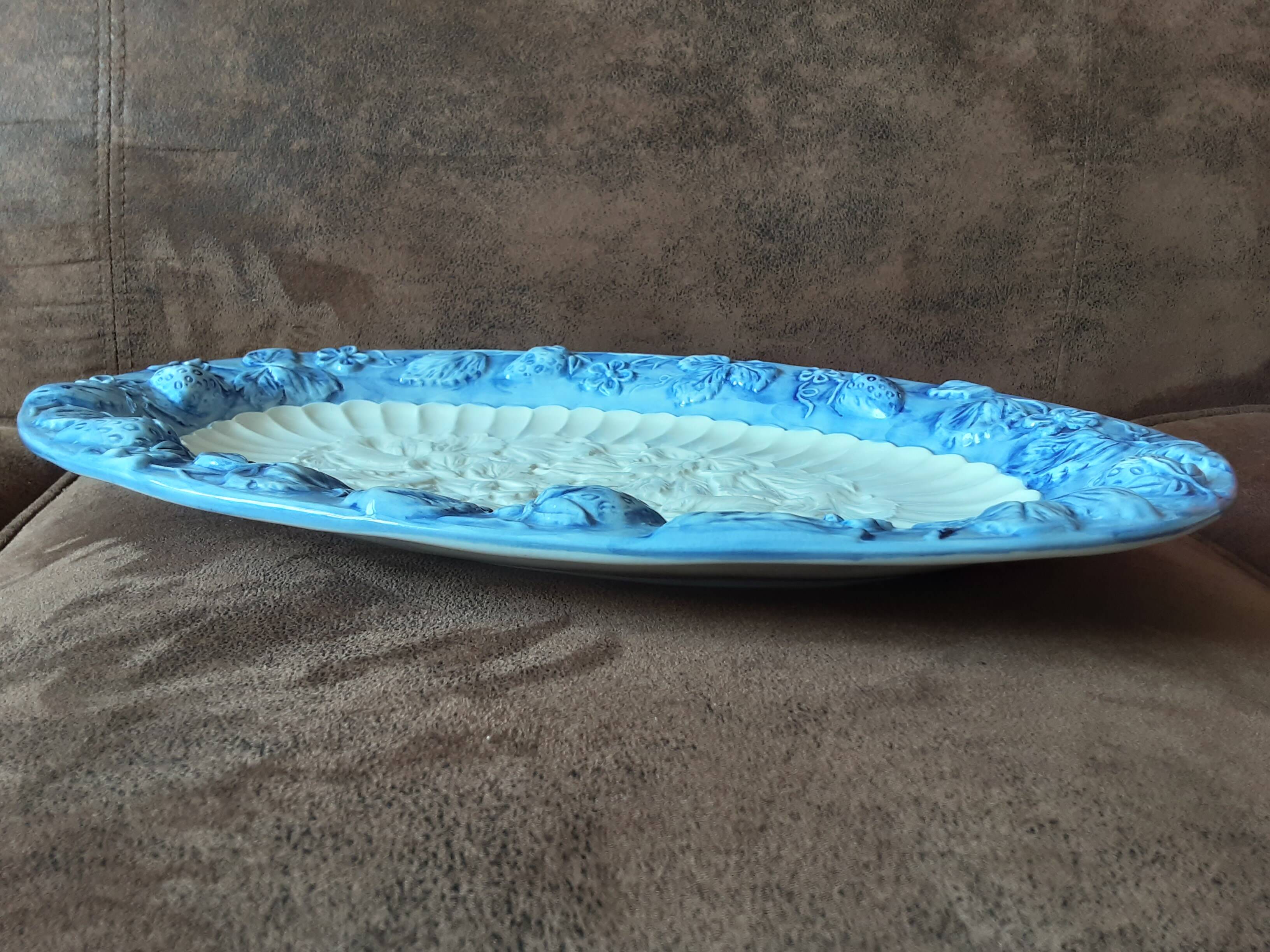 Large plate in barbotine style