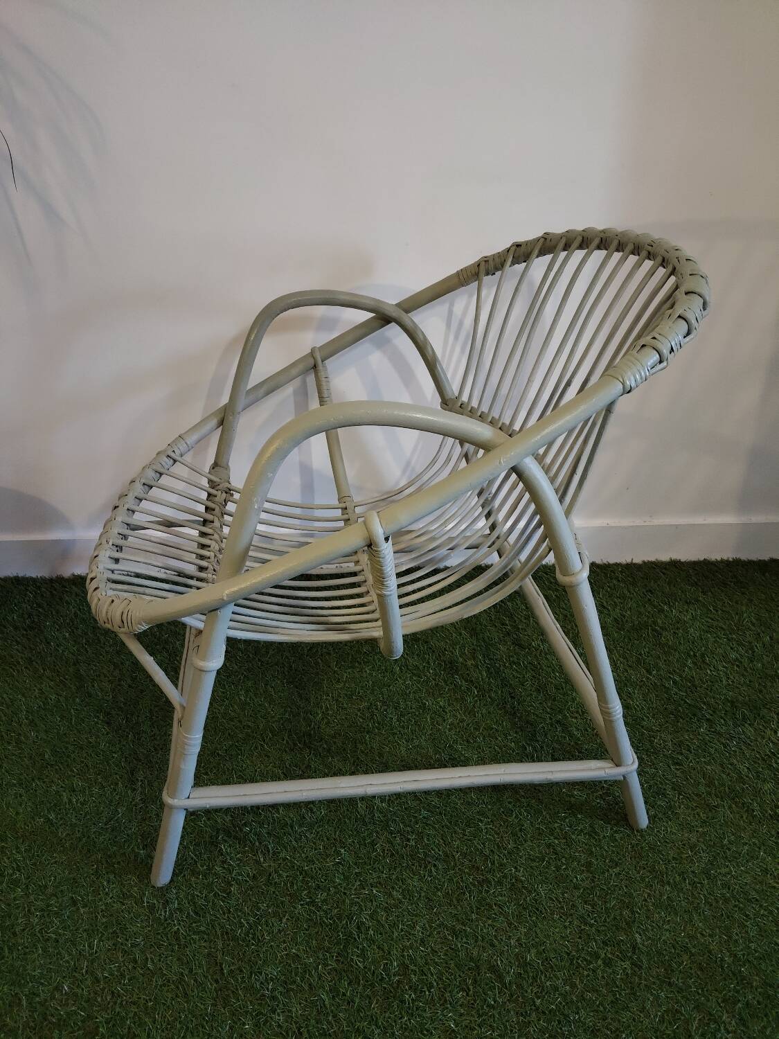 Fauteuil corbeille vintage en rotin – teinte vert gris