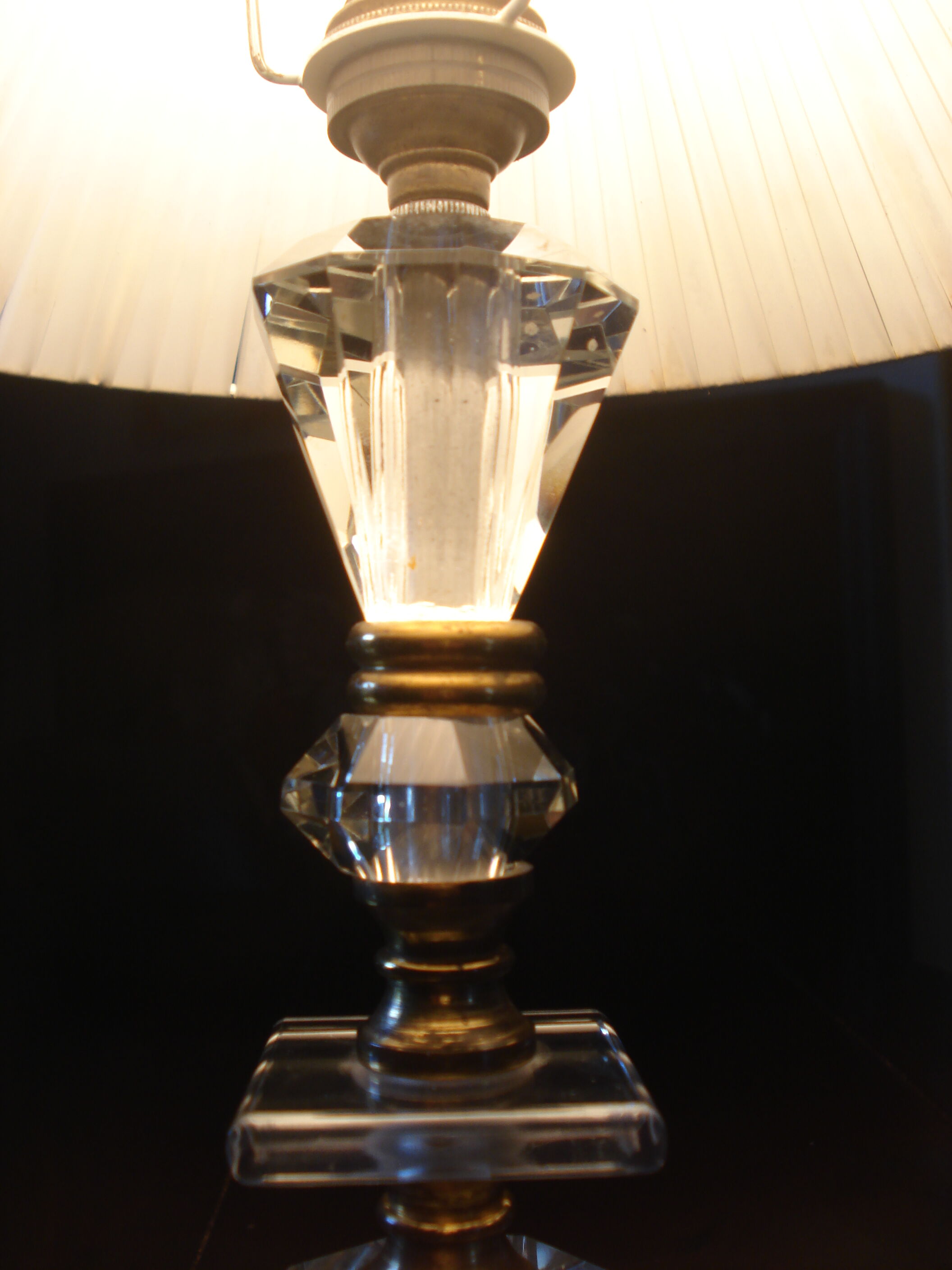 Lampe à poser pied verre Altuglas et un abat-jour en plastique tressé