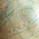 Globe terrestre mappemonde J. Forest pour Girard Barrère et Thomas sur socle en bois, années 50