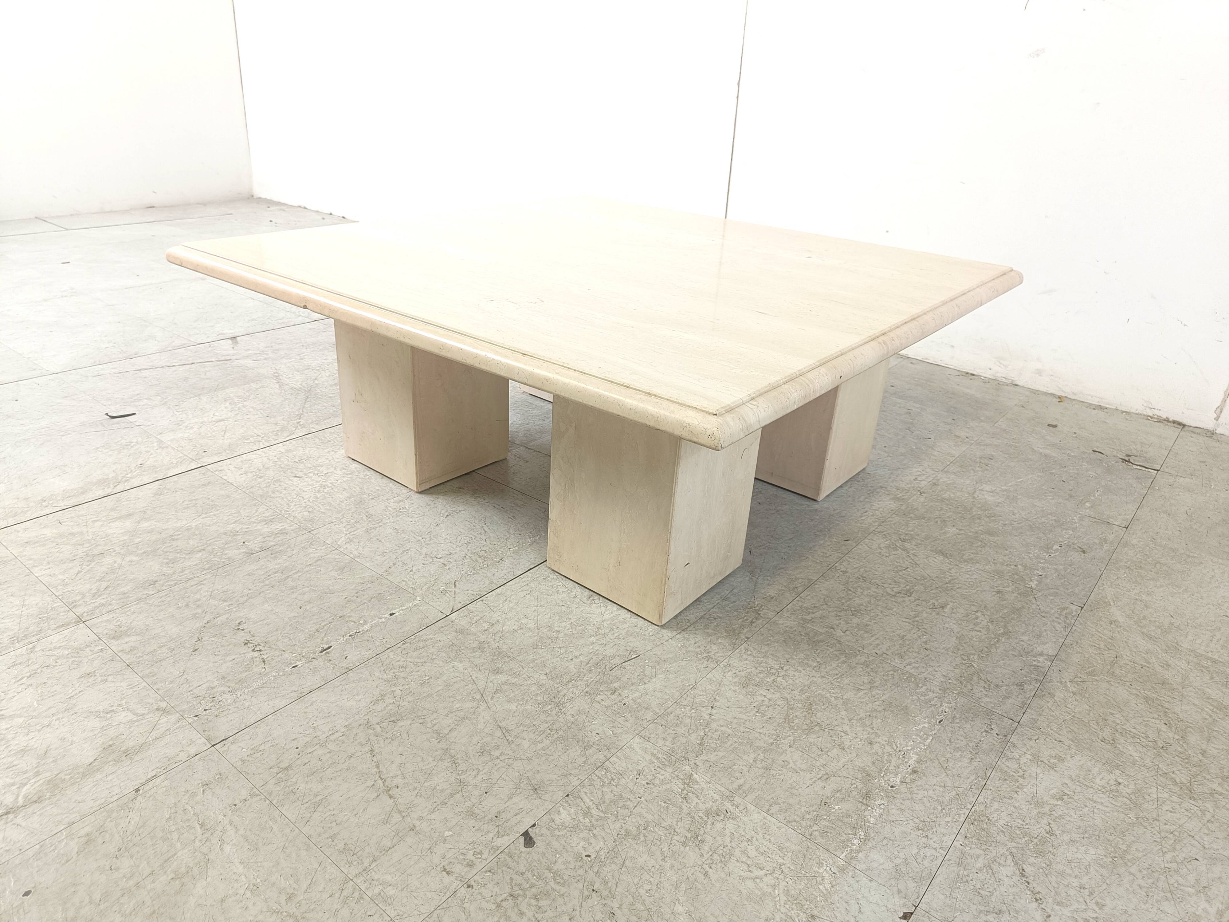 Table basse en travertin années 1970, Italie