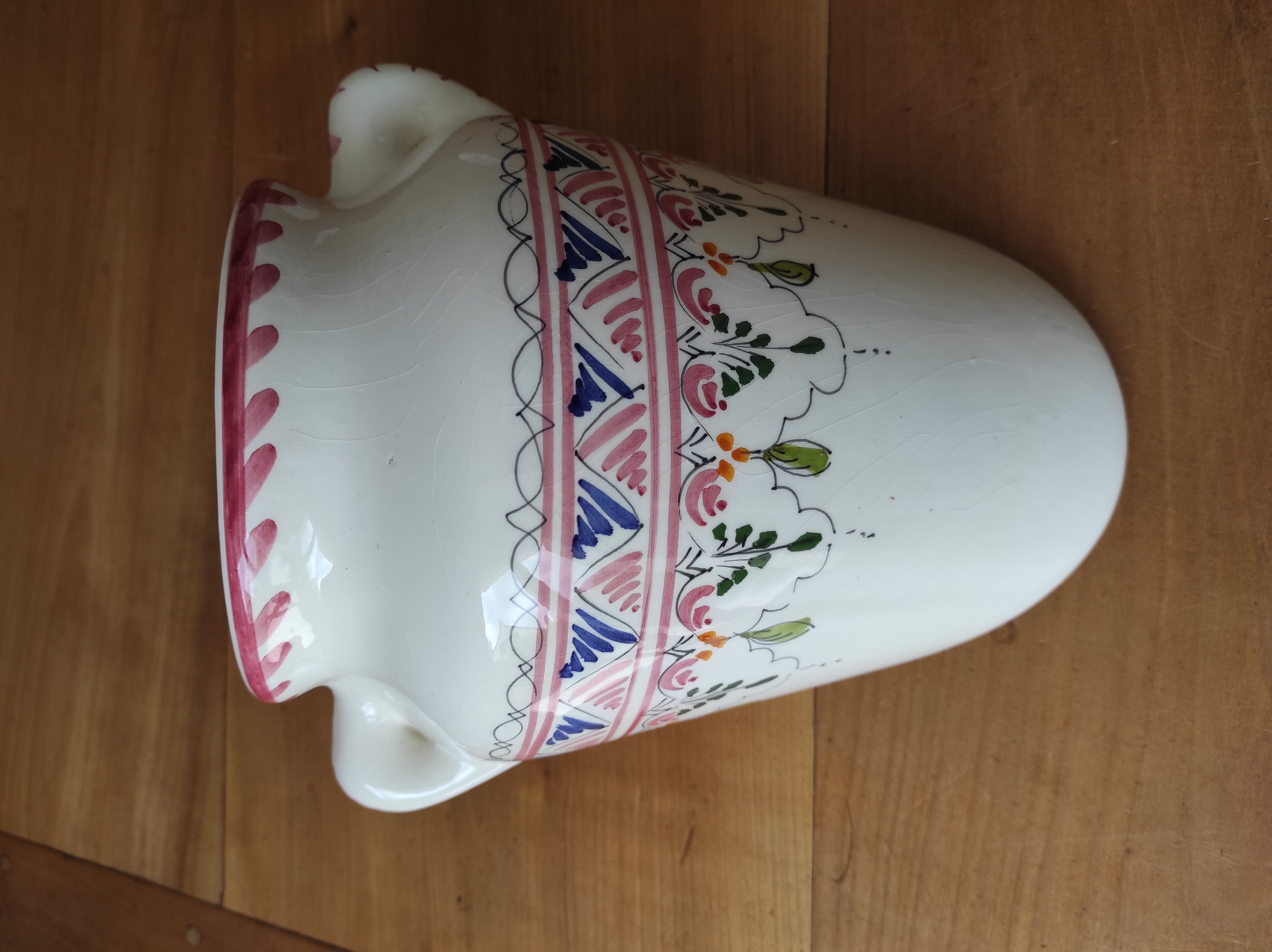Wall-mounted ceramic bouquet holder