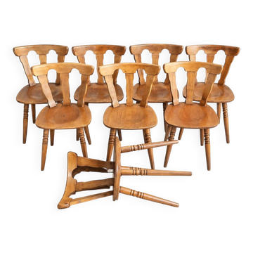 Serie de 8 chaises bistrot rustiques bois hêtre patine miel 1950s