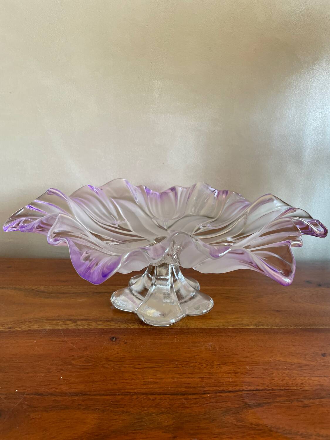 Fruit bowl on stand