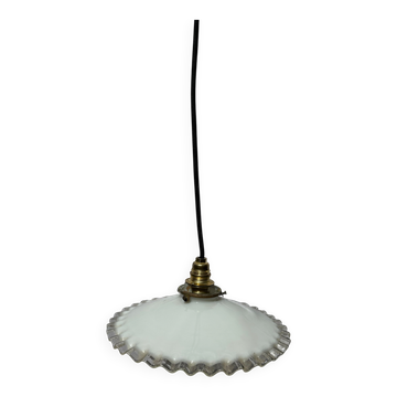Suspension opaline blanche ondulée griffe laiton abat jour vintage