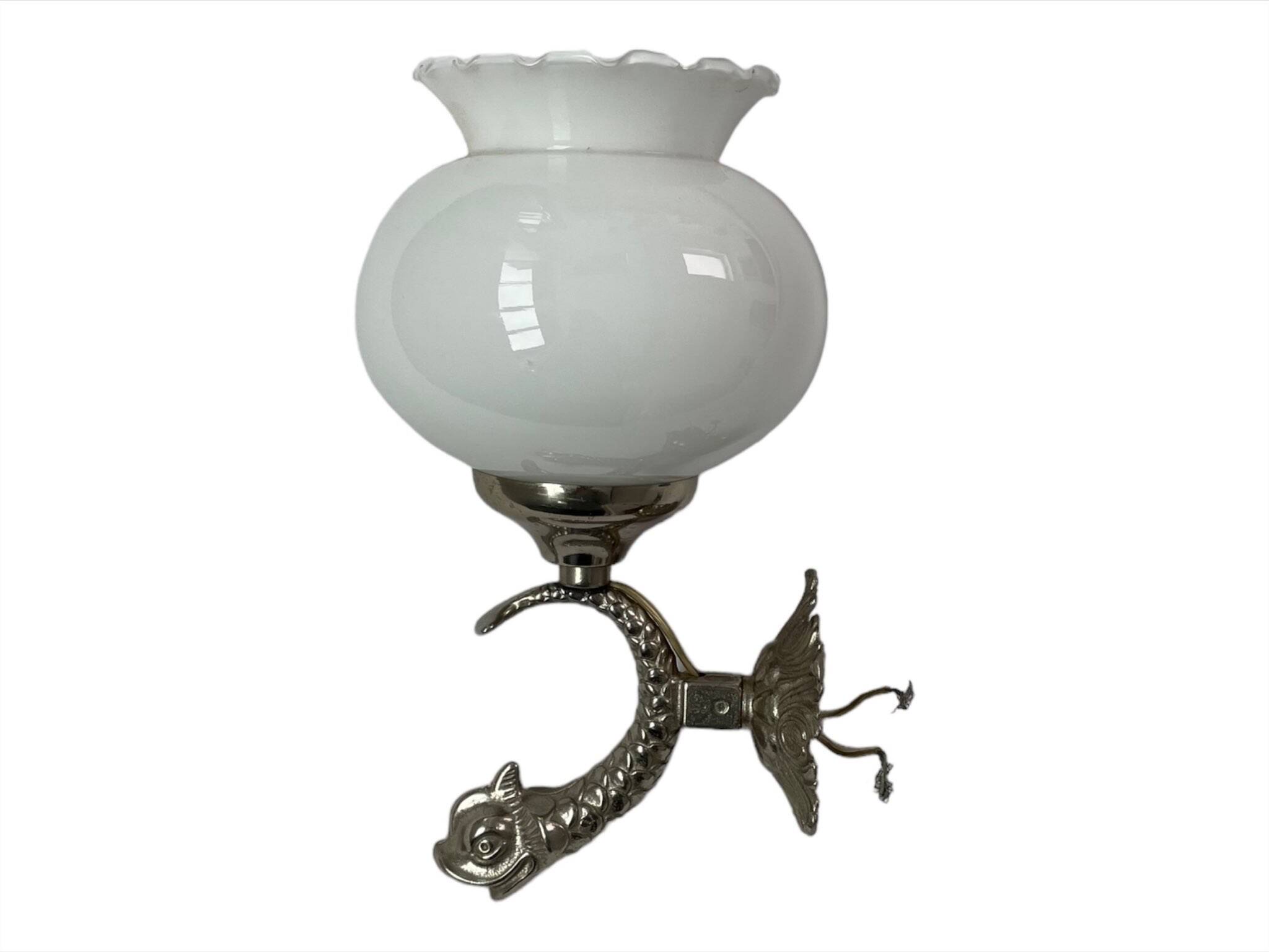 Applique formant un poisson, métal argenté, globe en verre opaque, opaline blanche, décoration