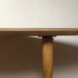 Table basse ovale stratifiée piètement en chêne réalisée par un mesuisier