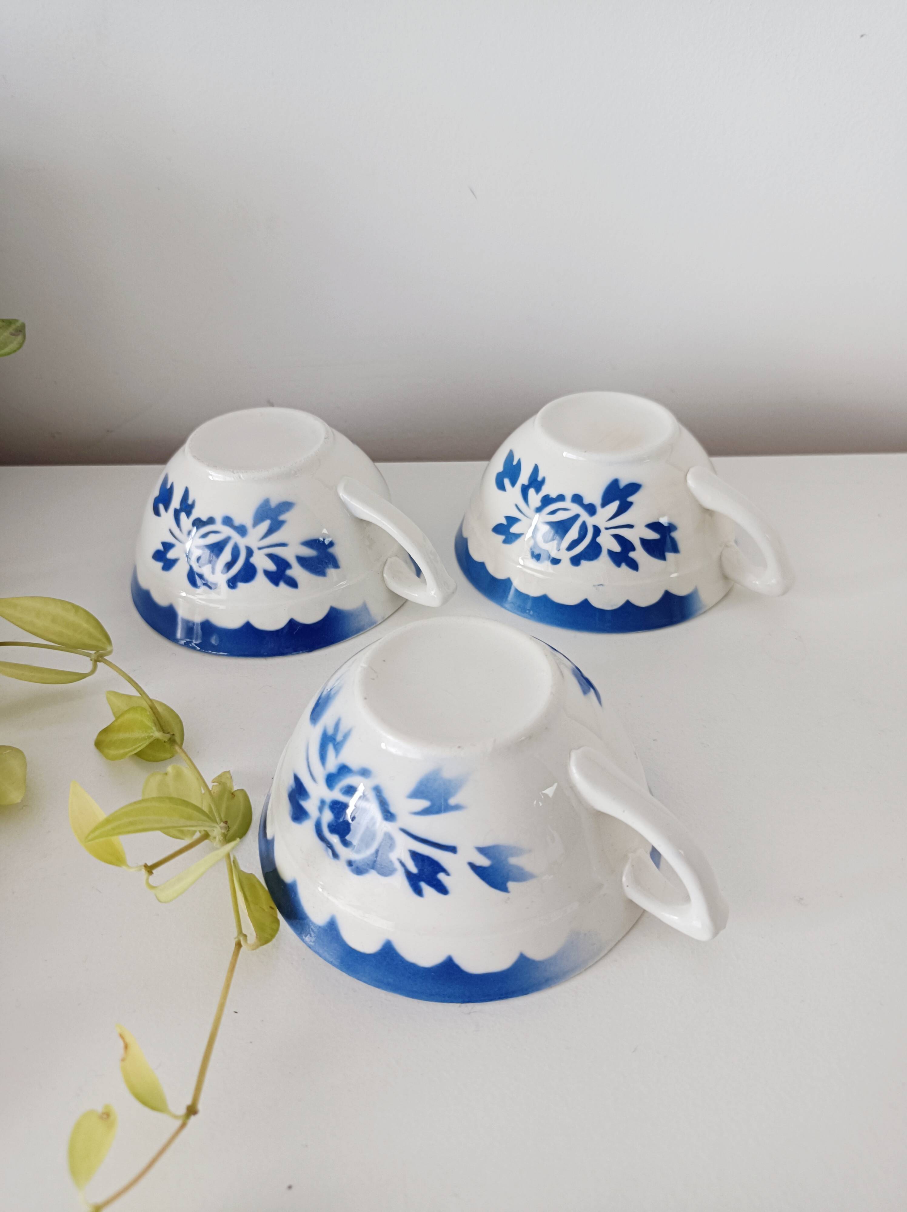 Set of 3 cups, blue floral decoration