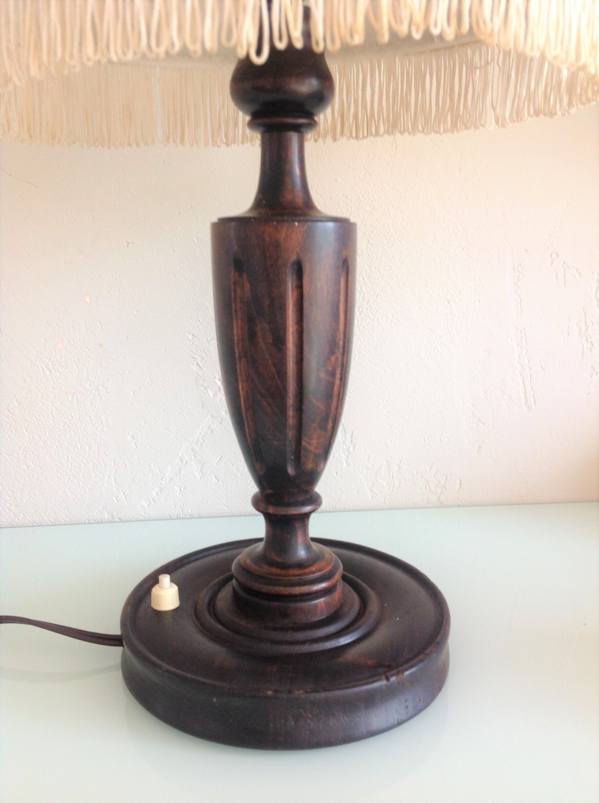 Lampe en bois tourné et abat en tissu beige style art déco / années 40-50