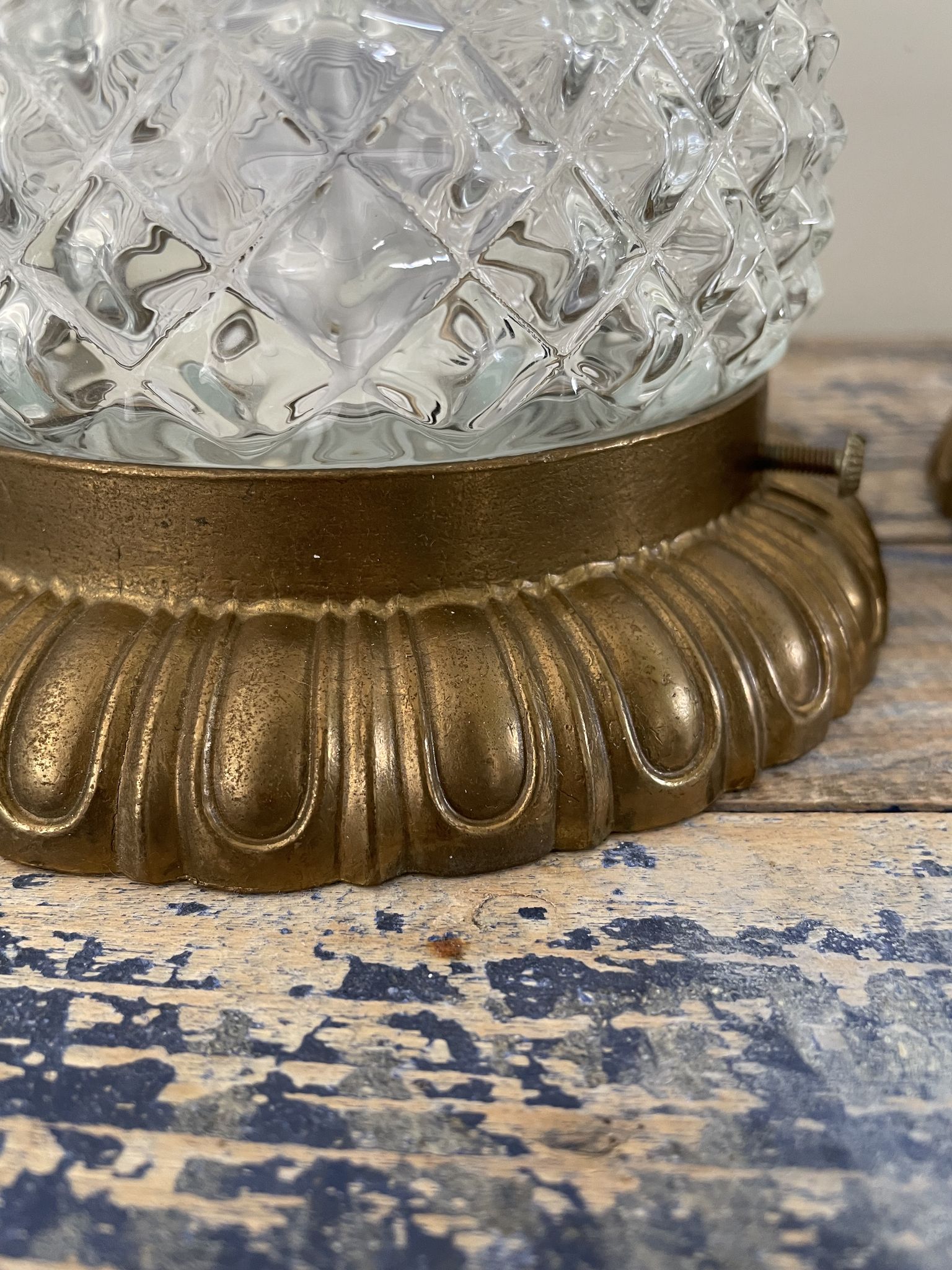 Lot de deux plafonniers ou appliques en laiton et verre