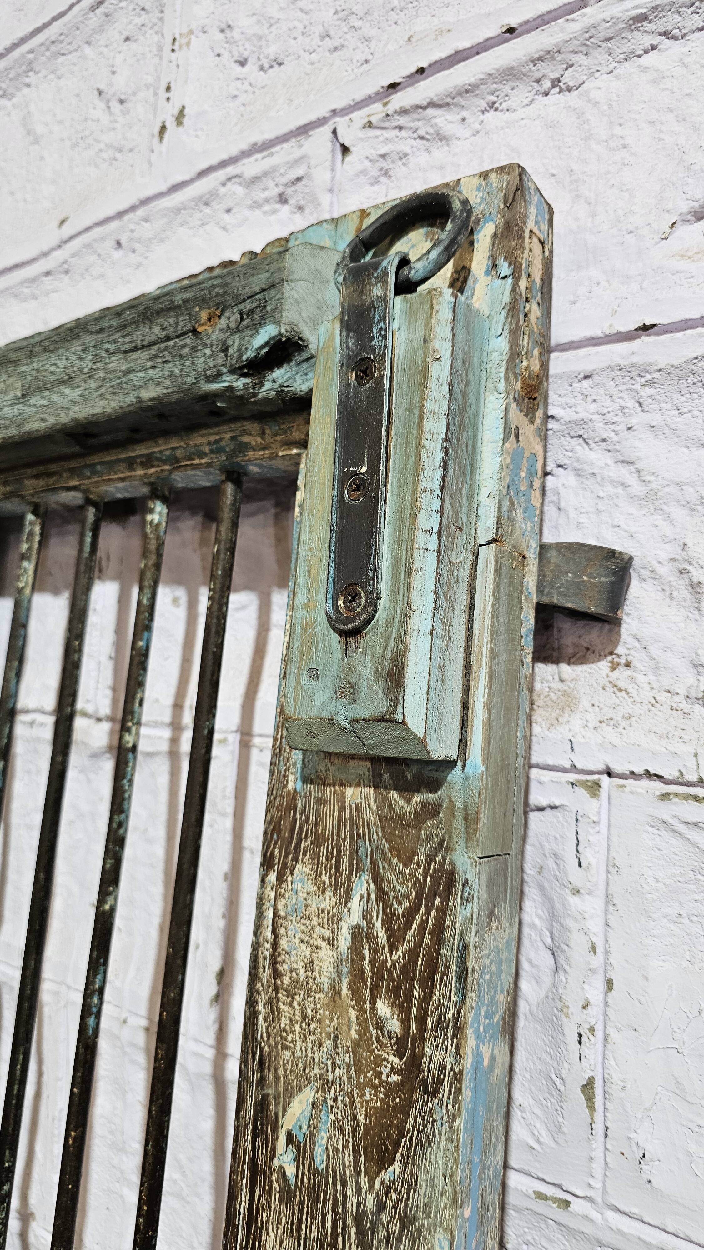 Ancienne porte de patio en teck birman et forge