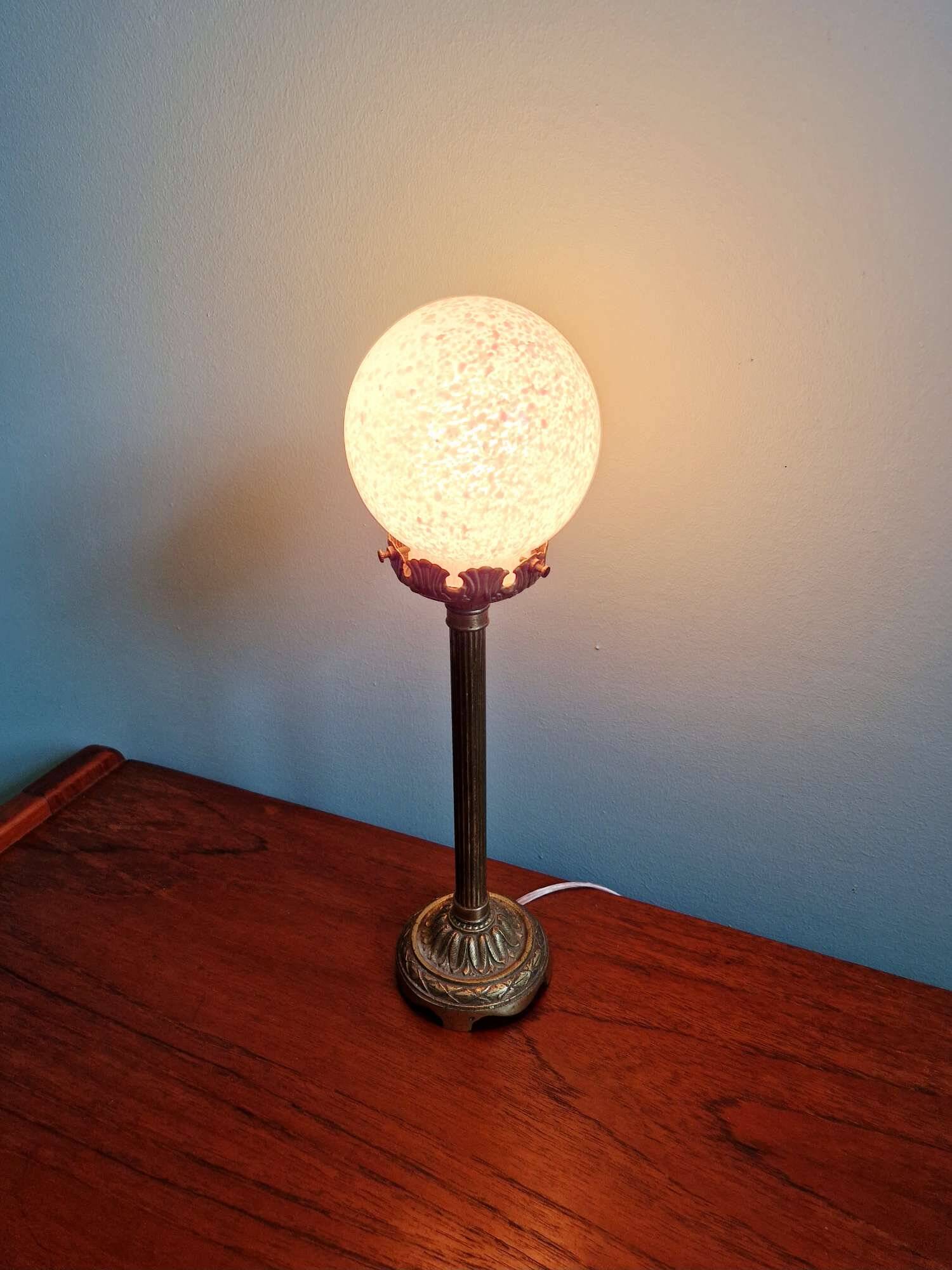 Table lamp in gilded bronze with a speckled pink glass globe, early 20th century.