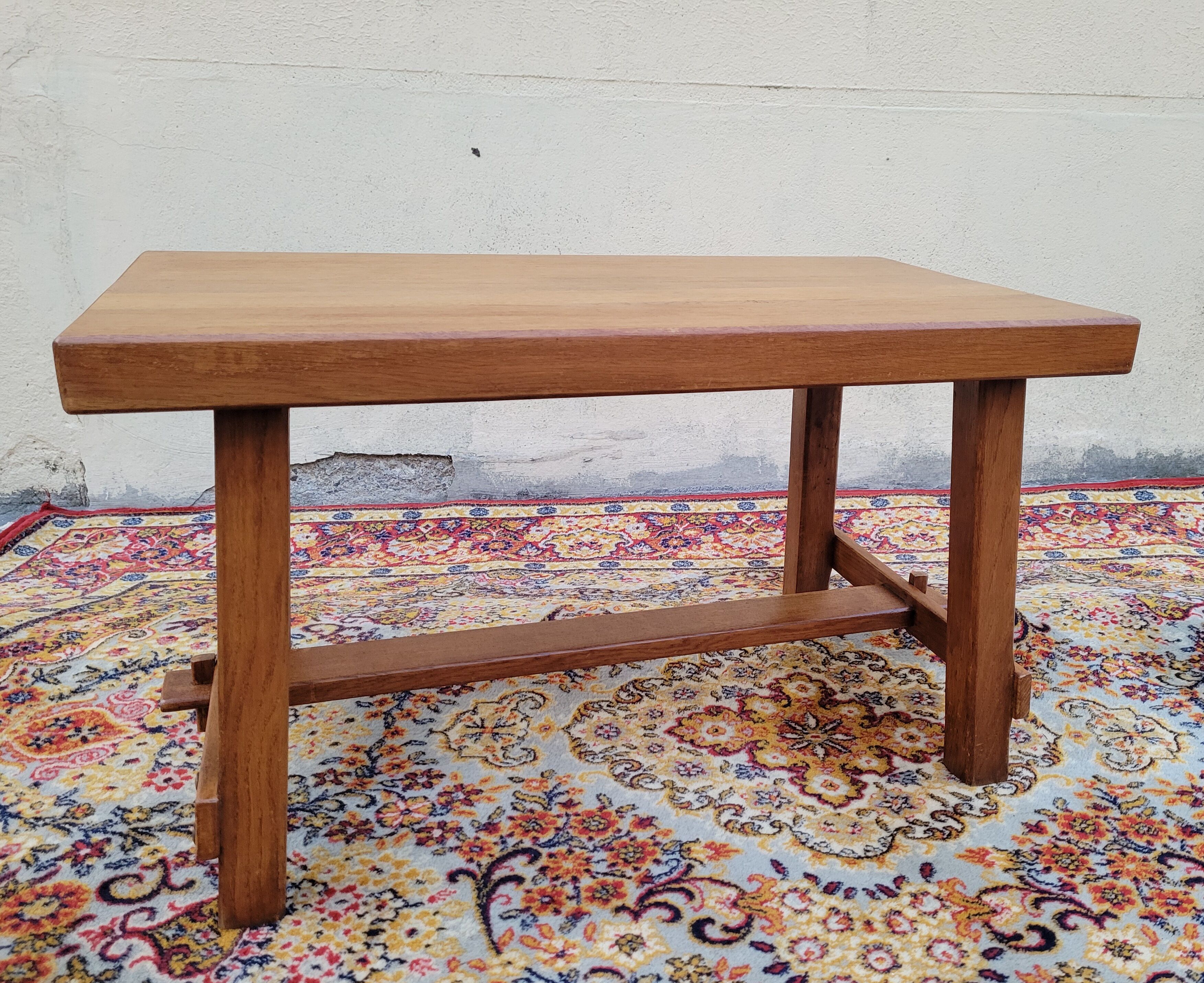 Table basse brutaliste en chêne clair