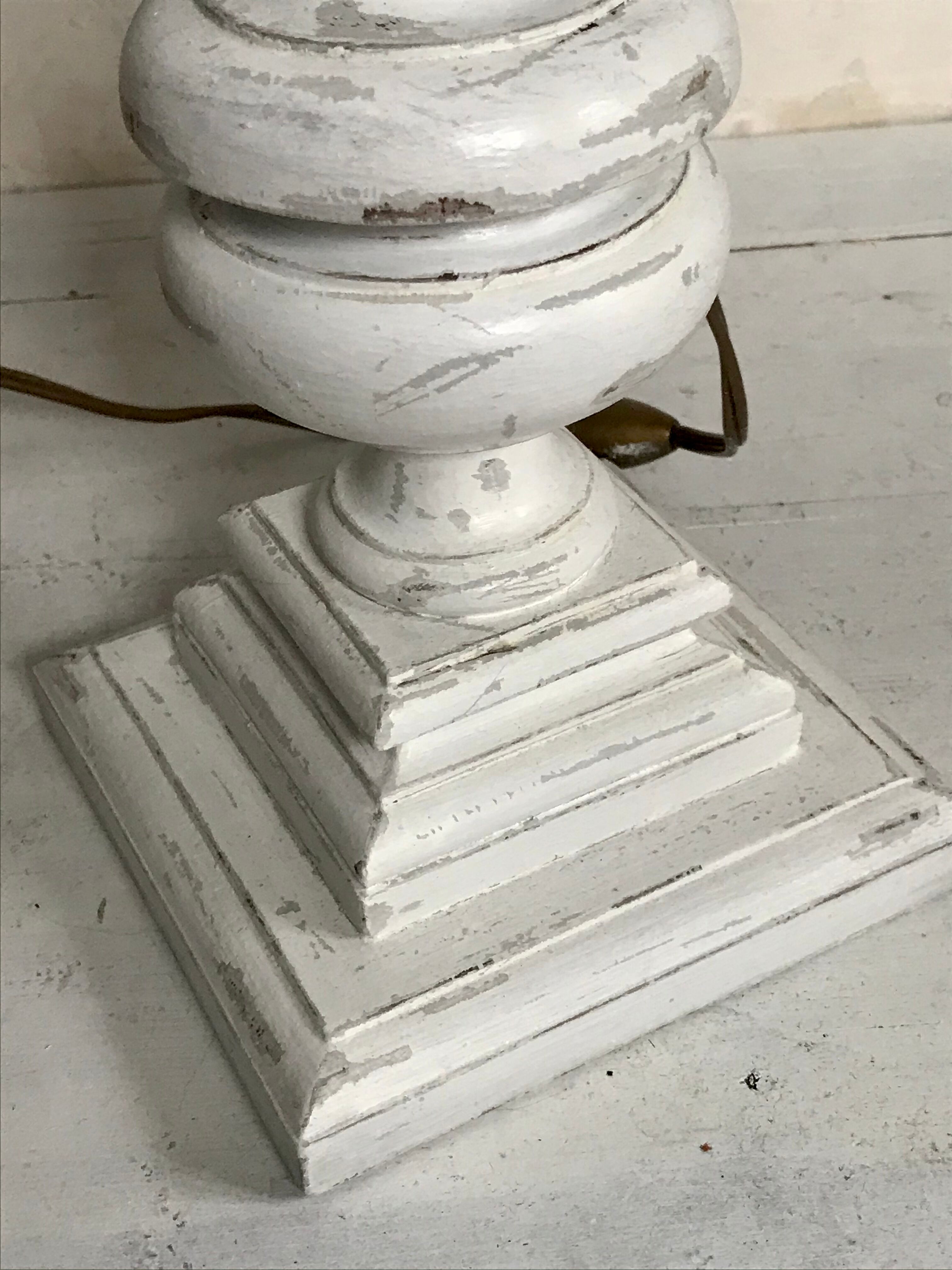 Wooden baluster lamp