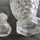 Bouteille in glass shaped grapes cluster in relief