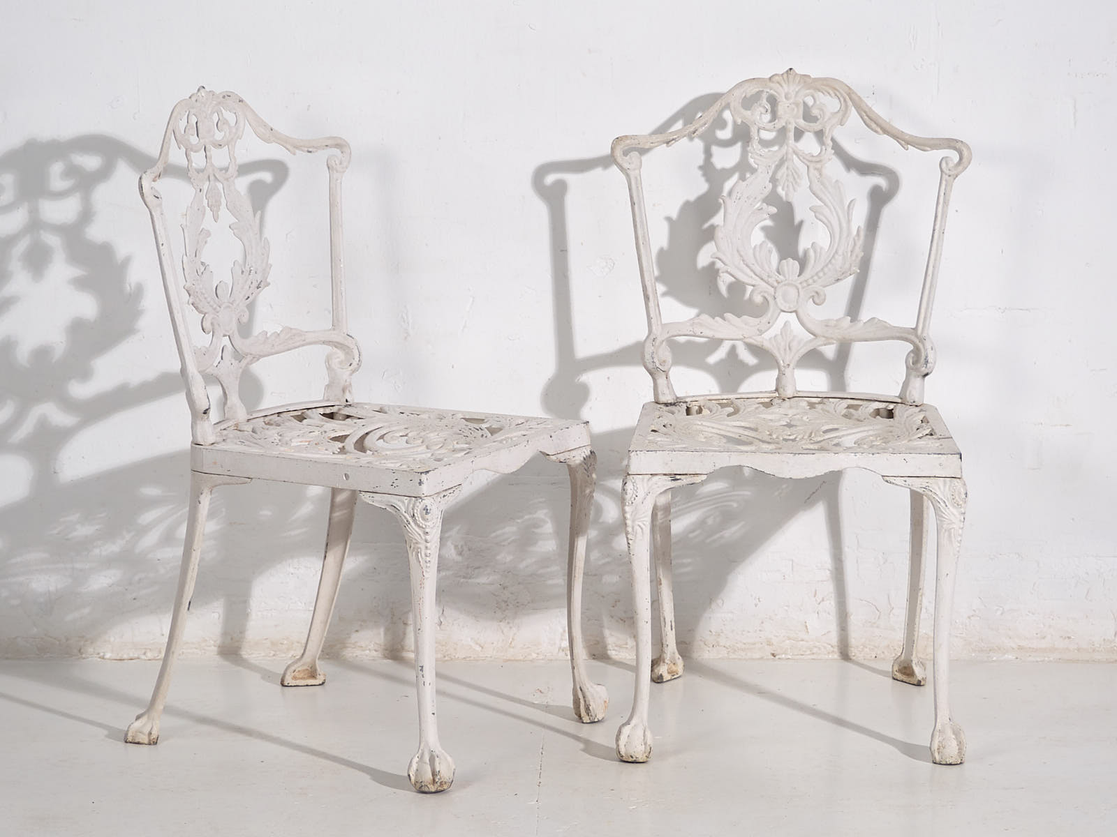 Vintage white garden table and chairs (c.1950). Set of 5 pieces.