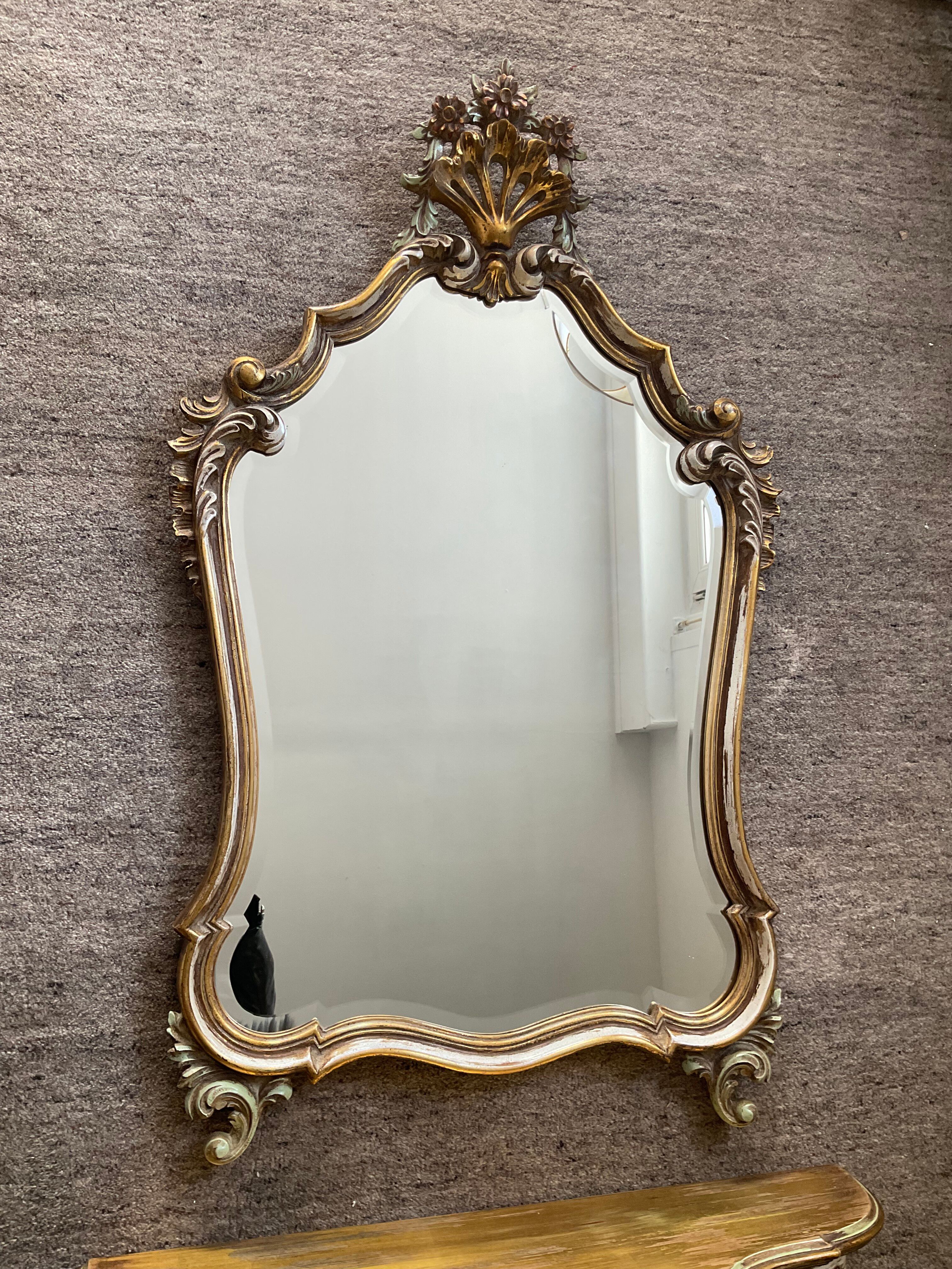 Ancien miroir et console murale en bois sculpté
