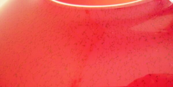 Vase pansu, art déco en en verre multicouches rouge rubis moucheté, intérieur blanc