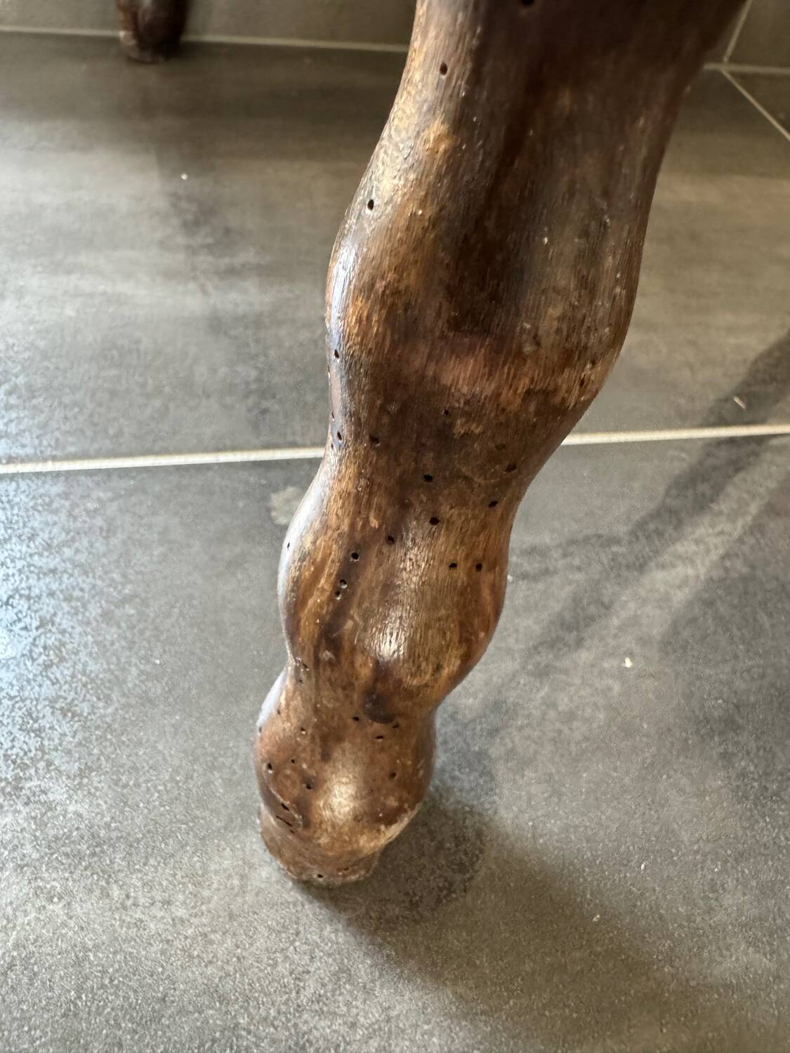 High tripod saddle stool