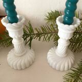 Paire de petits bougeoirs en opaline blanche