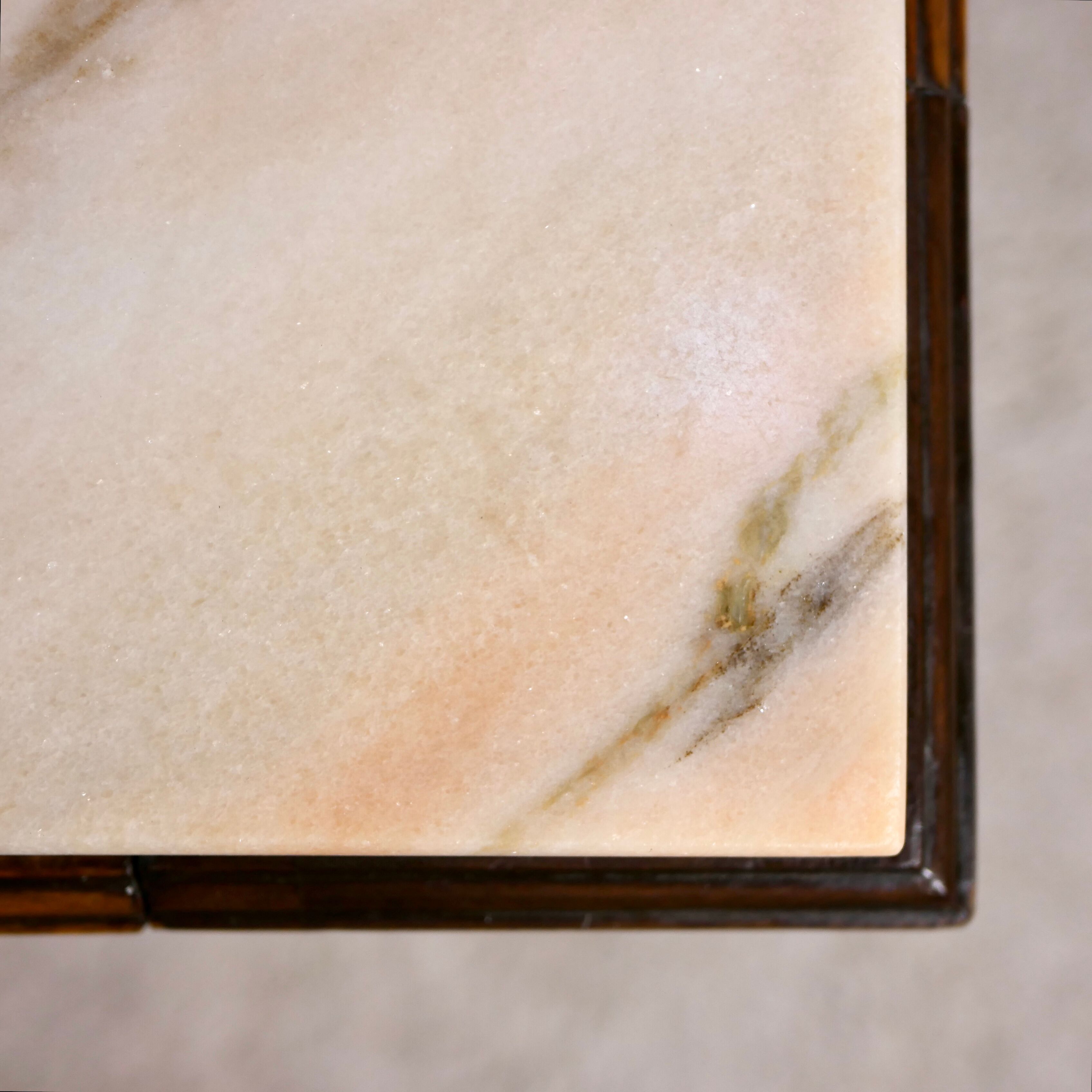Table basse bois sculpté et marbre