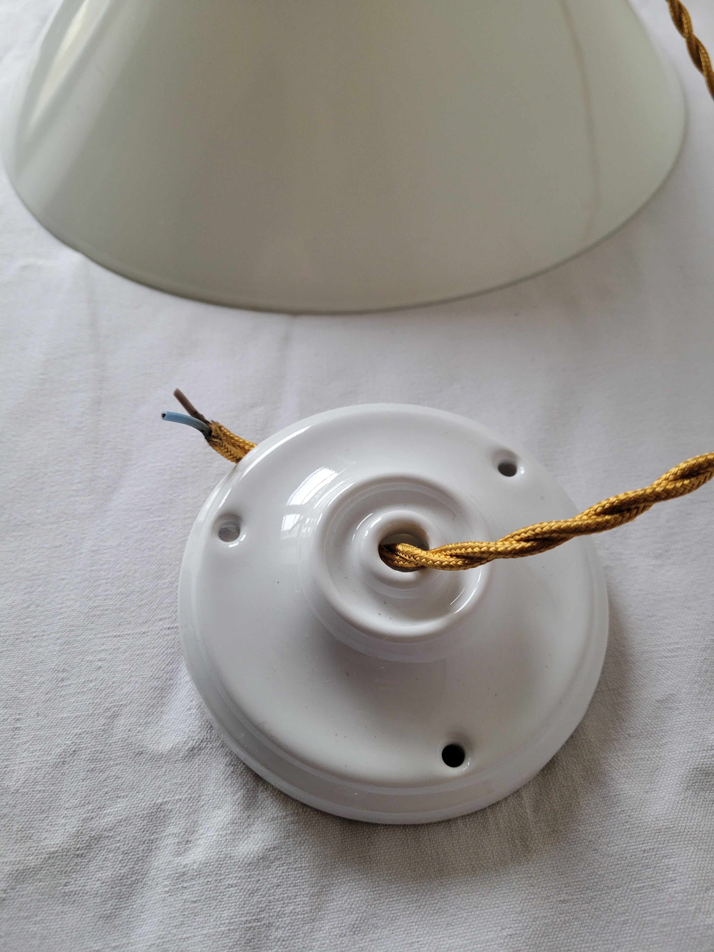 Conical suspension in white opaline