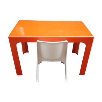 Fiberglass desk and gilac chair 1970