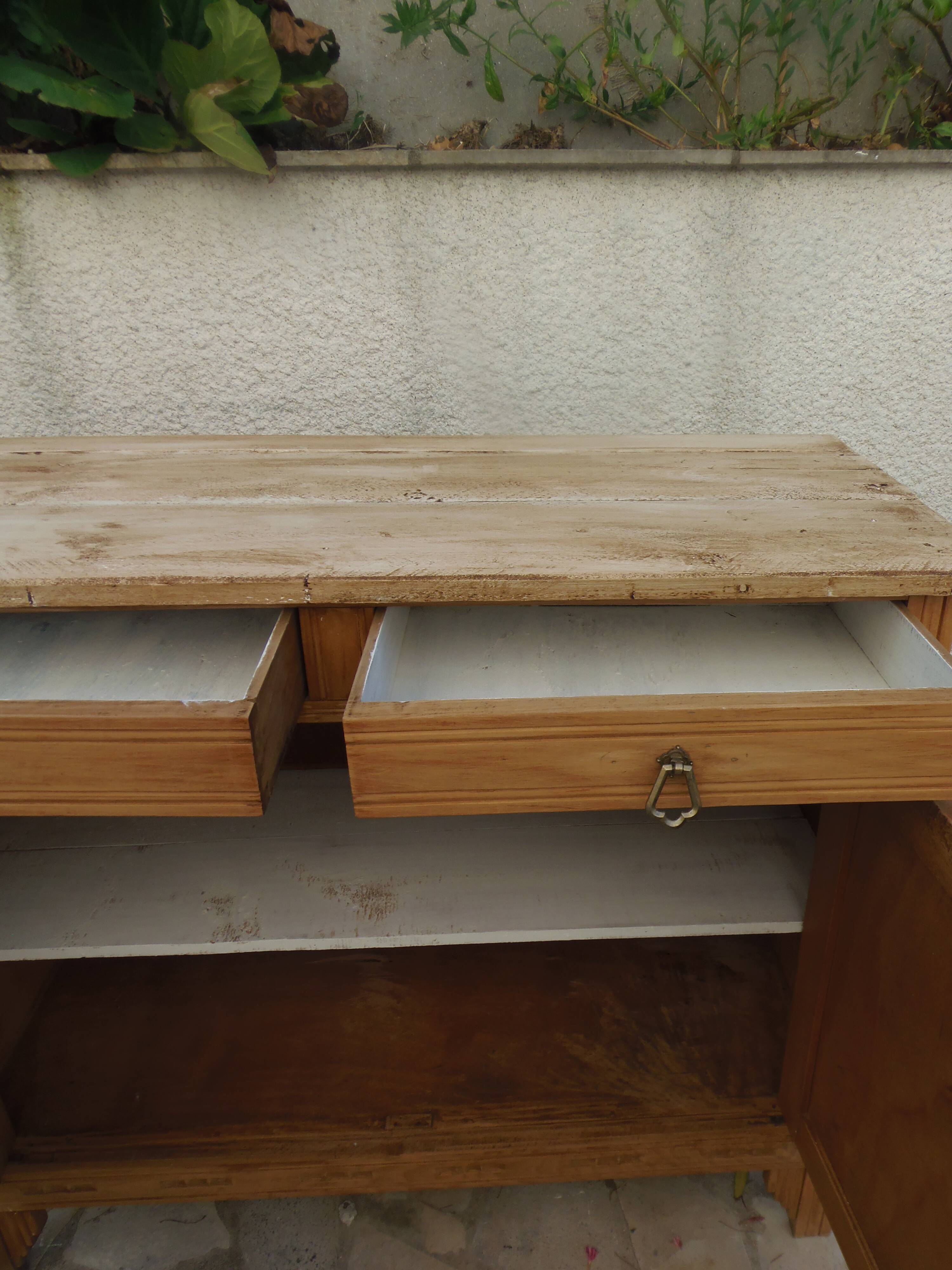 Buffet Art Déco en bois naturel, charme authentique.