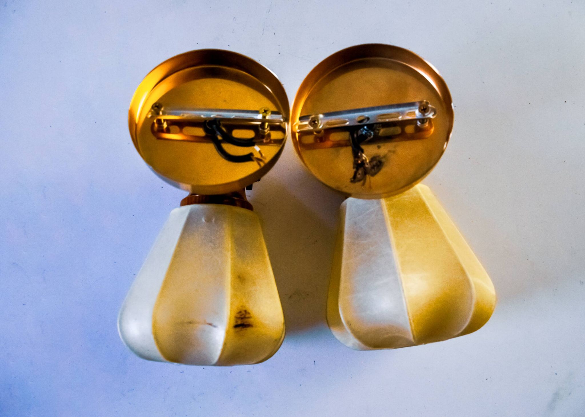 Pair of articulated "Cocoon" wall lights, resin and pine, Italy, 1970