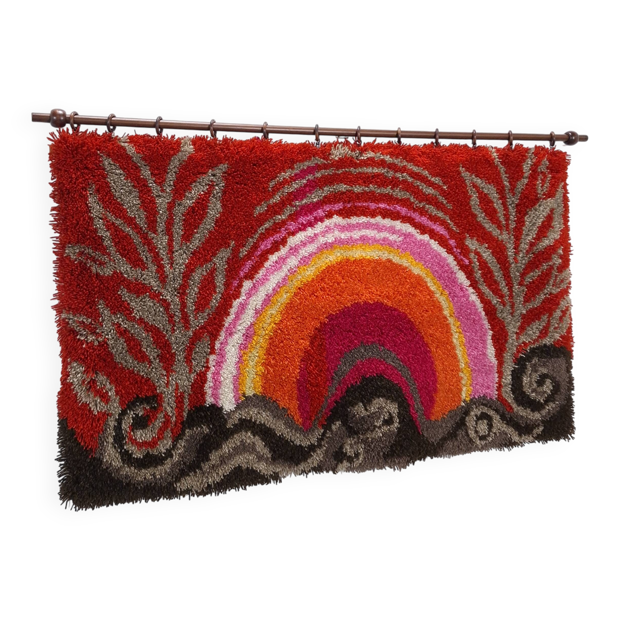 Tapis mural à poils longs des années 70, coucher de soleil rouge rose.