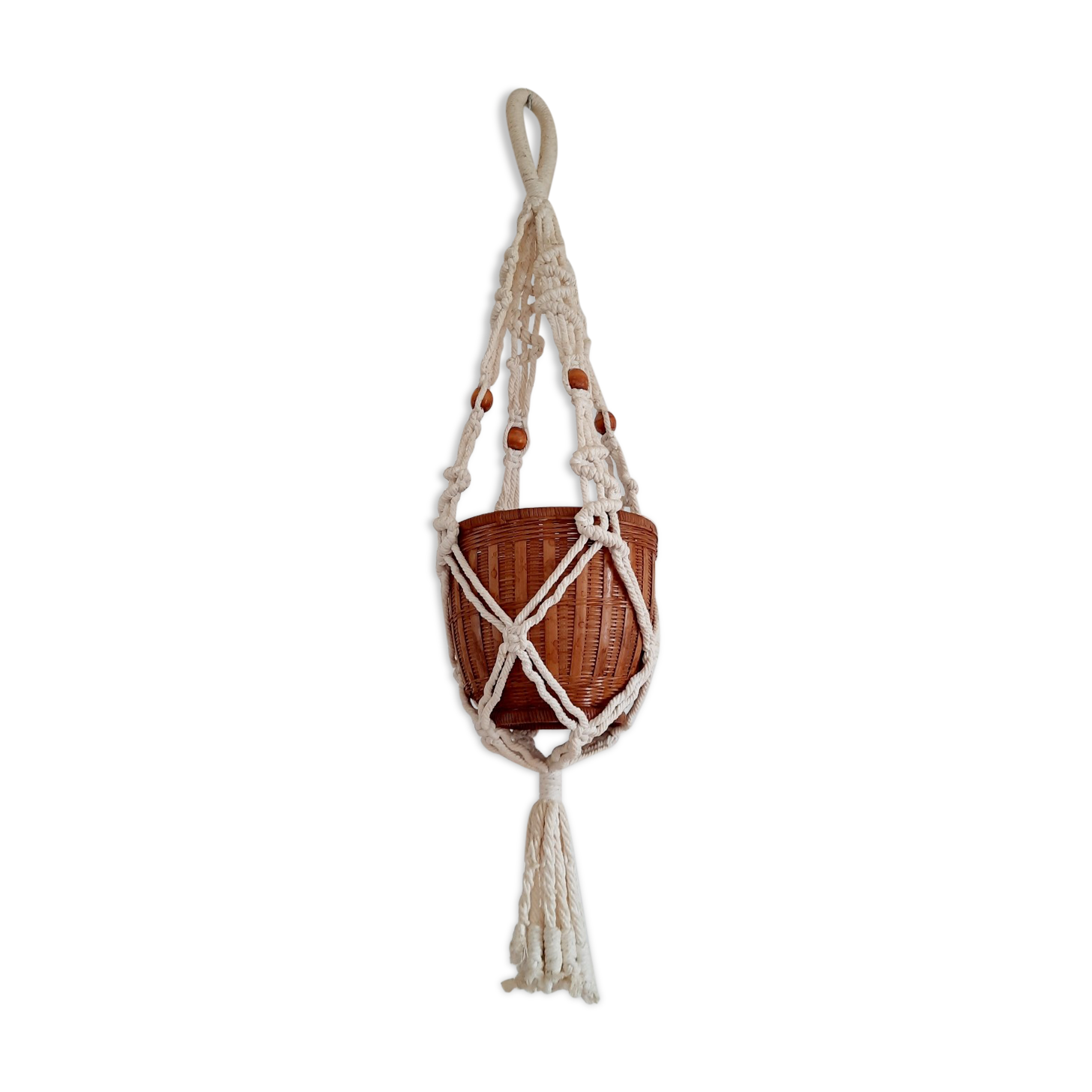 Suspension in macrame plant holder