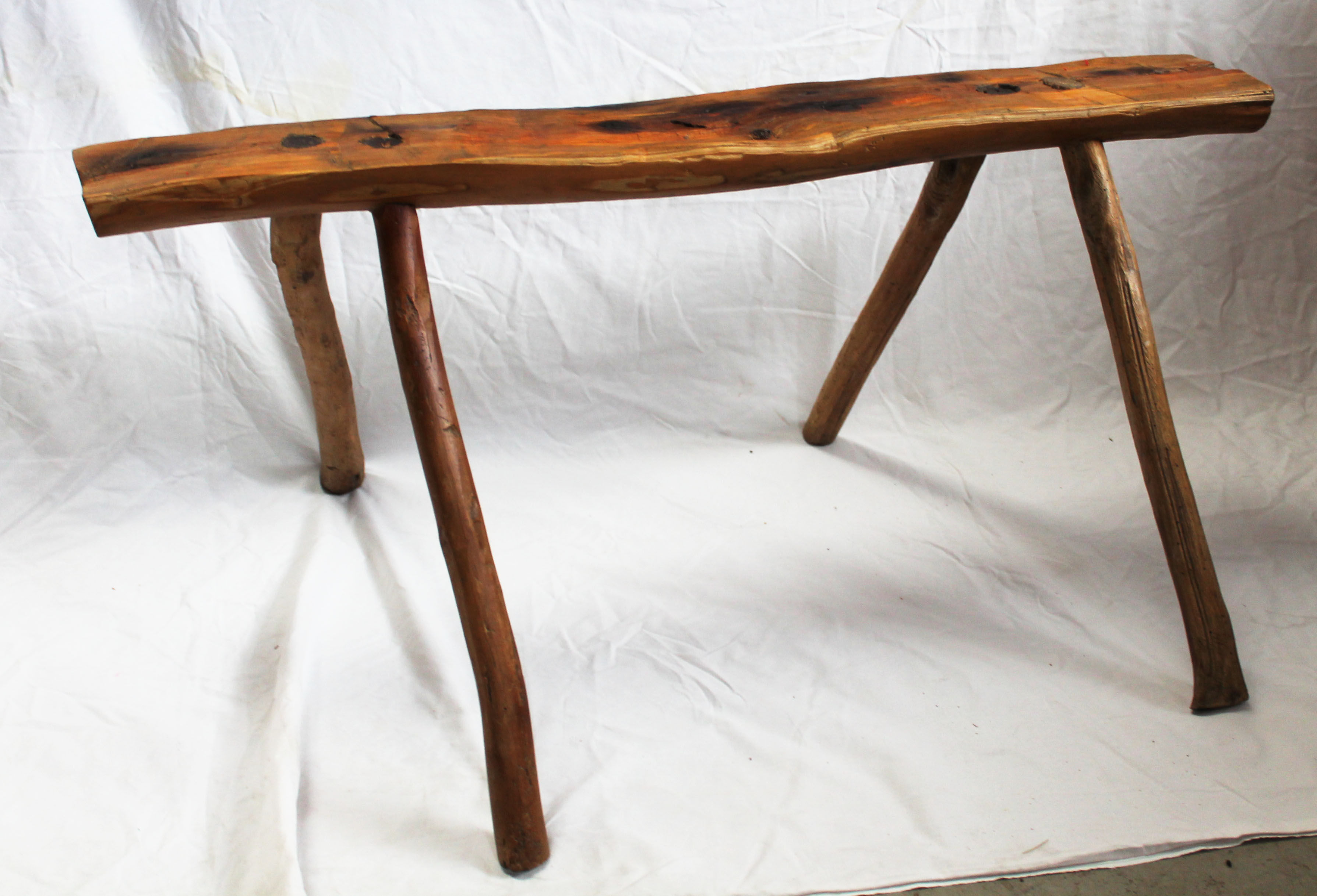 Banc brutaliste en bois d'arbre