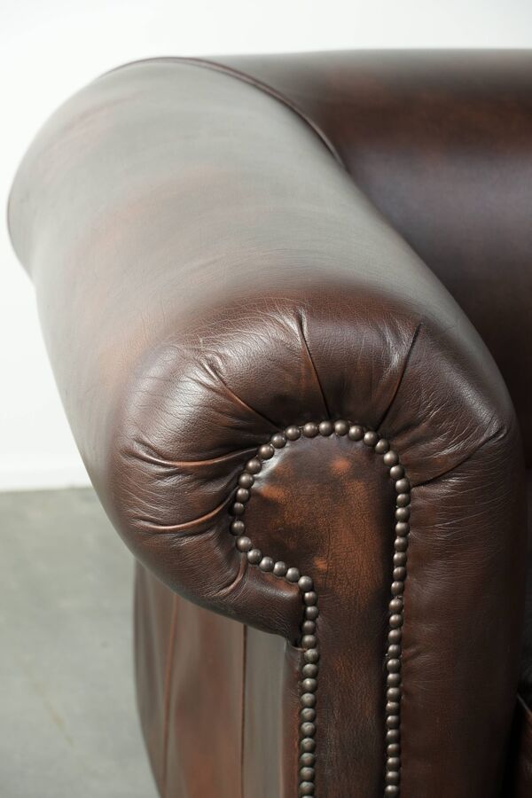 Canapé Chesterfield en cuir de vache lisse marron de luxe avec un look anglais