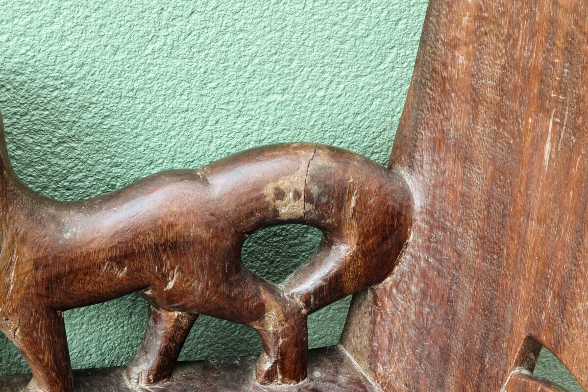 Siège africain monoxyle en bois sculpté