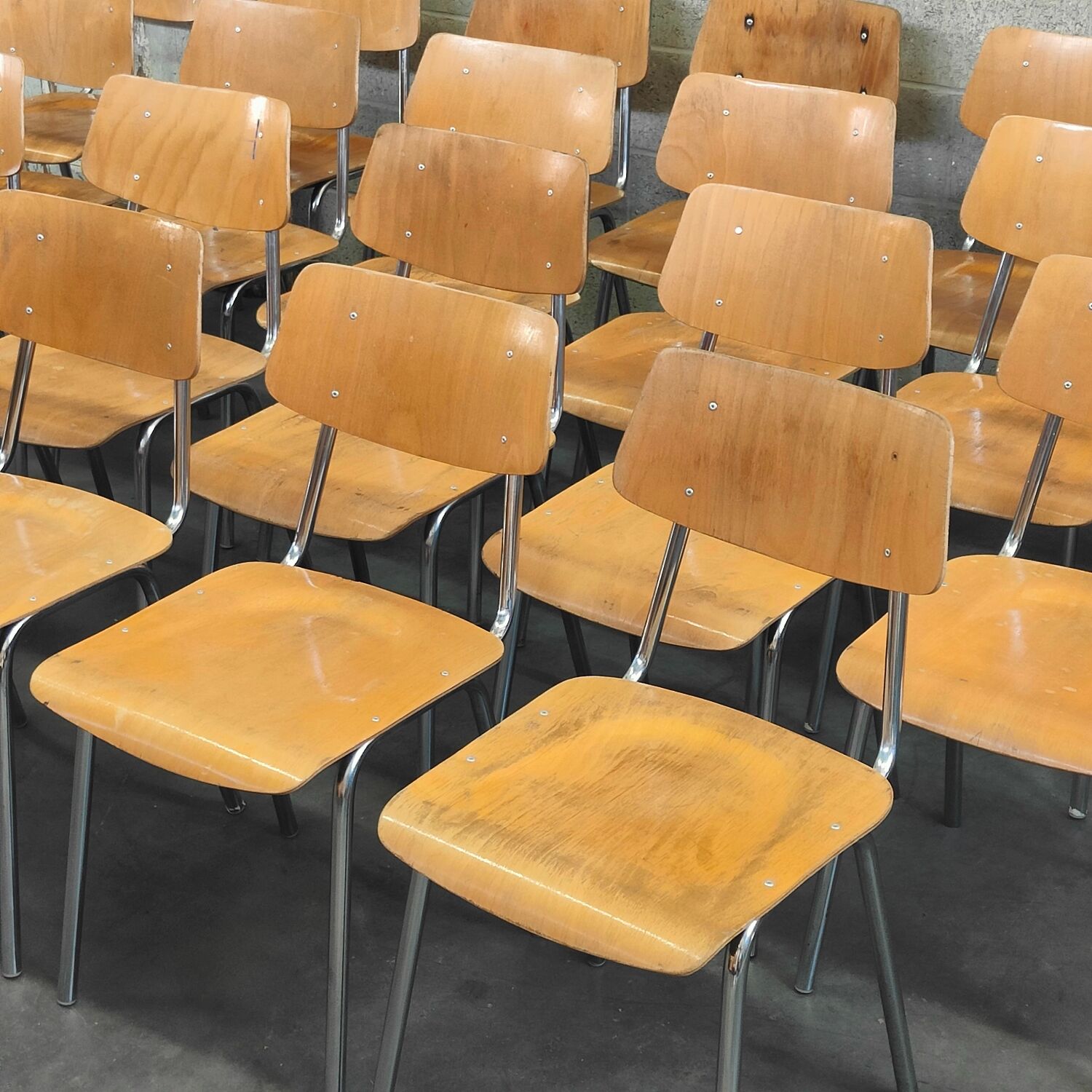 Lot de 22 chaises d'école tchèque " Kovonax" chrome et bois 1950