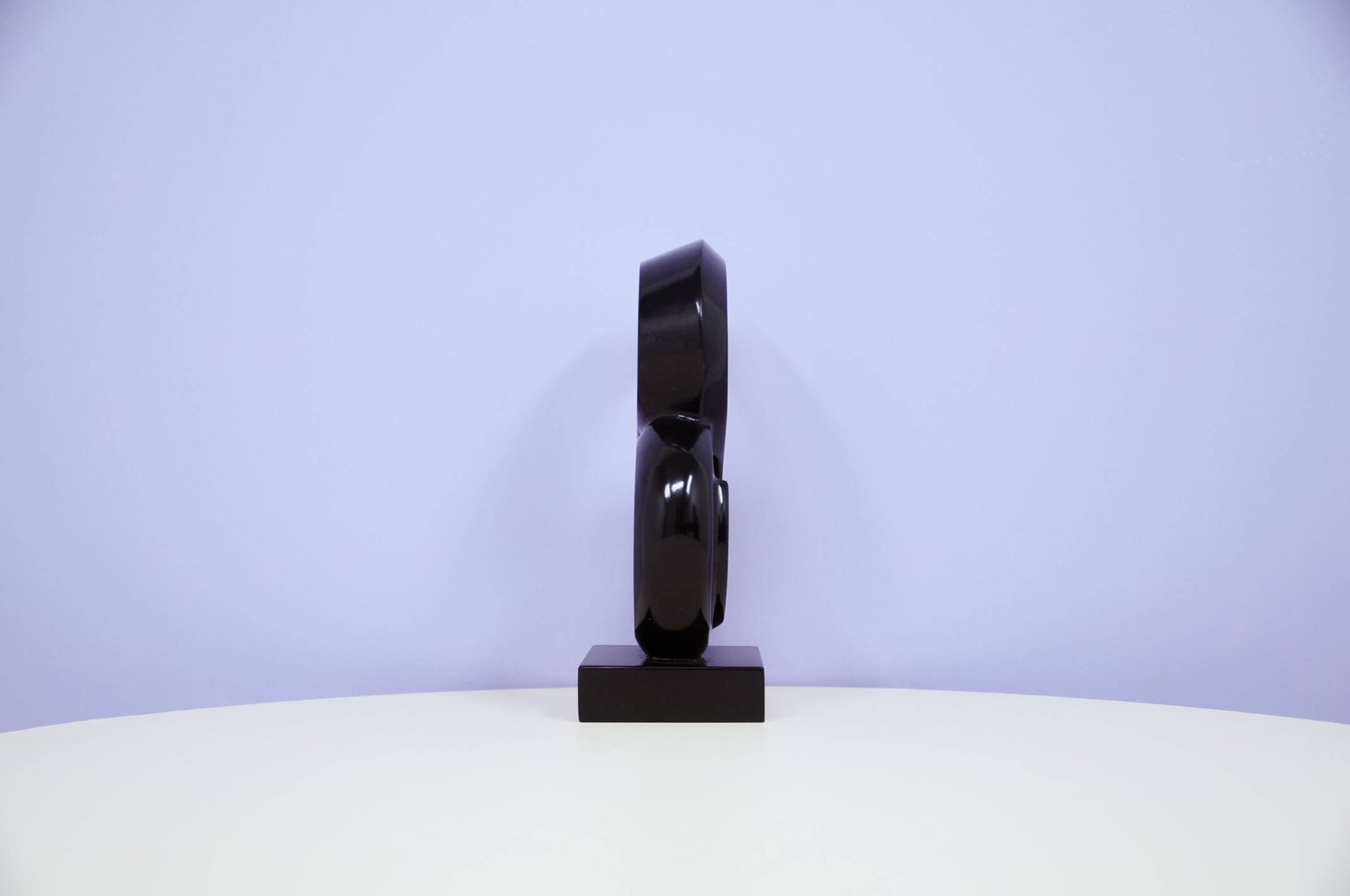 statue vintage en granit noir de Leonardo Nierman