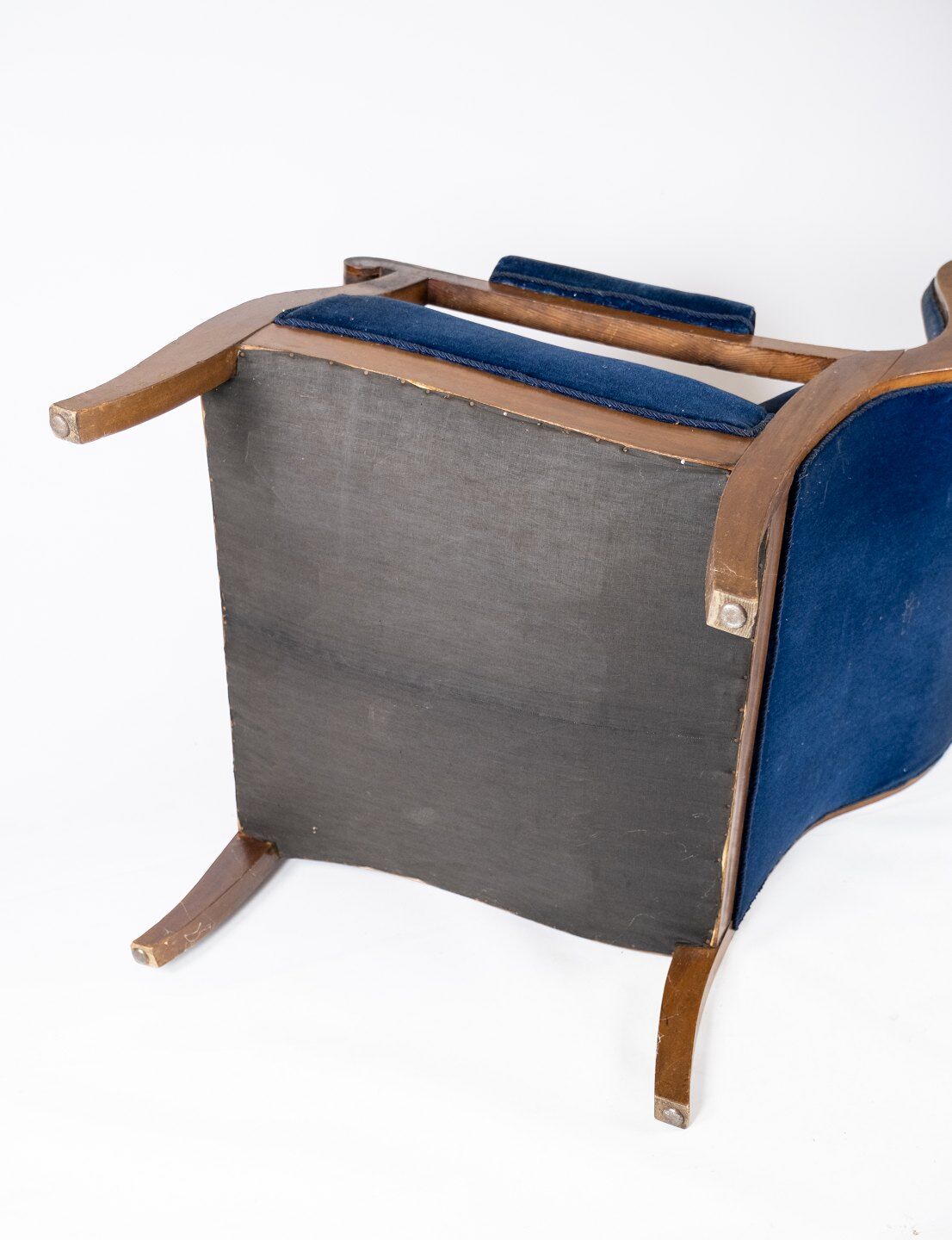Armchair upholstered with blu velvet and mahogany designed by Frits Henningsen. The chair is great v