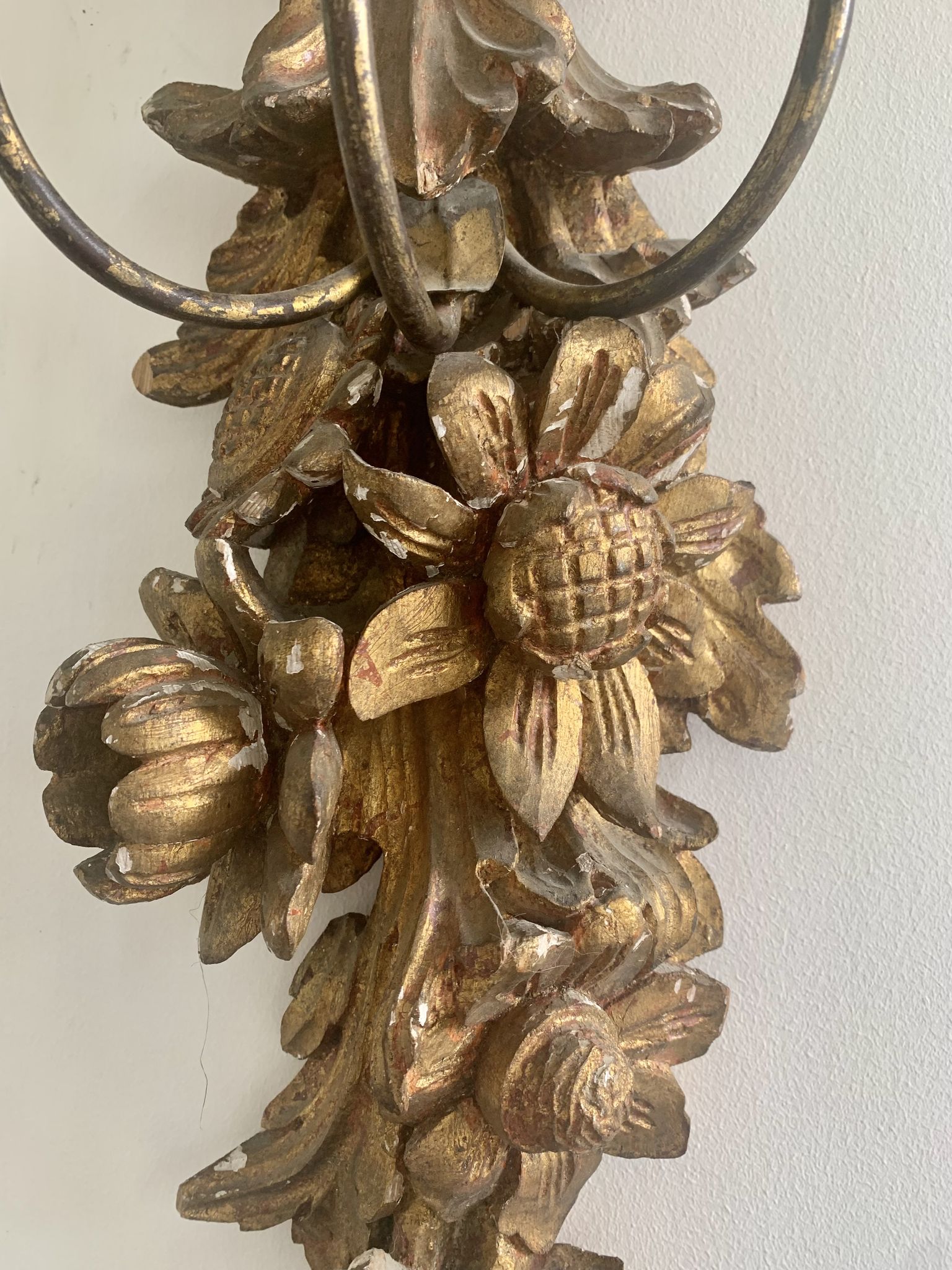 Carved wall lamp in wood of the seventeenth century