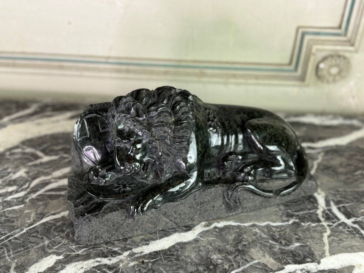 Green serpentine marble sculpture, the Lion of Lucerne after Bertel Thorvaldsen around 1880.