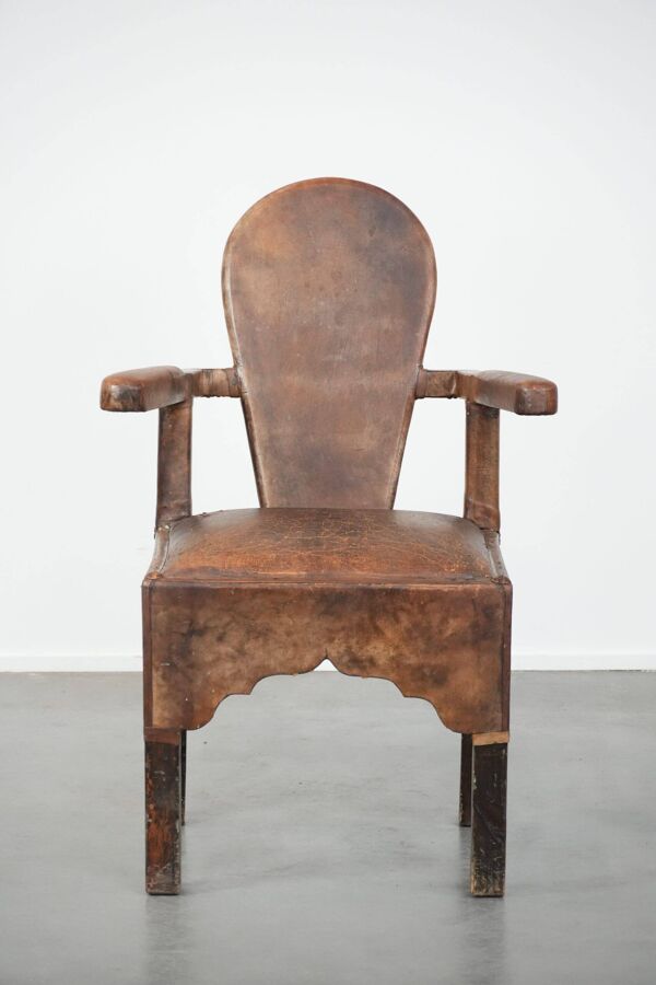 Chaise, fauteuil antique en cuir de mouton