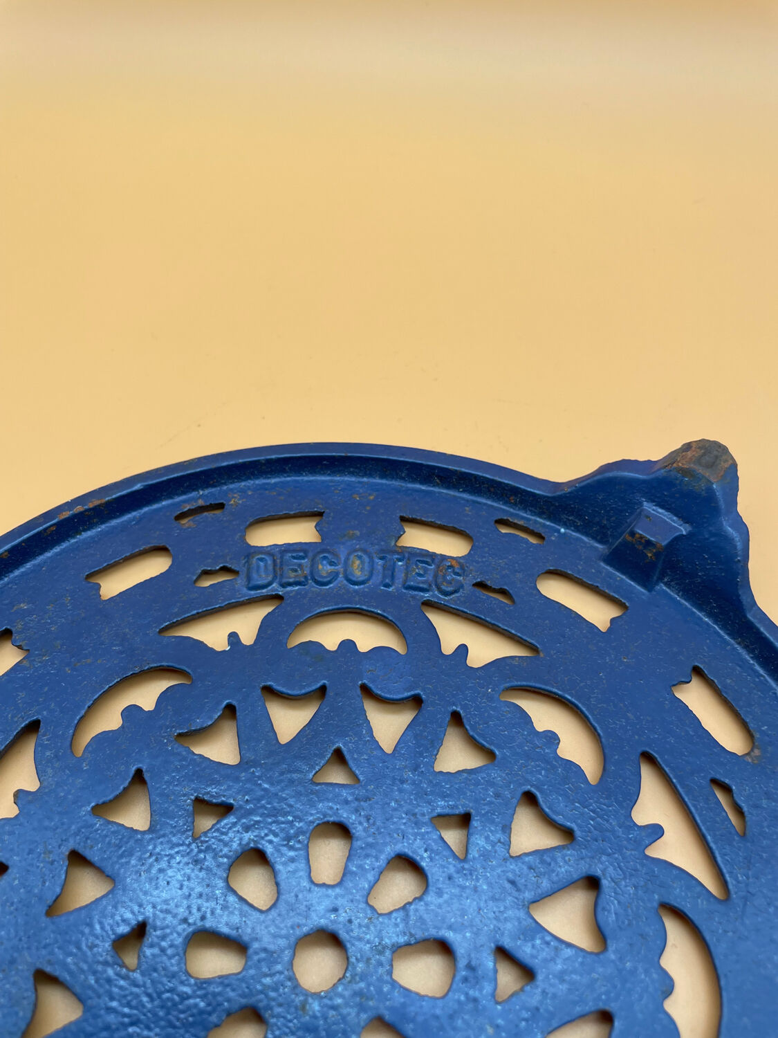 Dessous de plat bleu en fonte motif géometique decotec made in France
