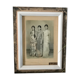 Photo Sisters Hindi vintage